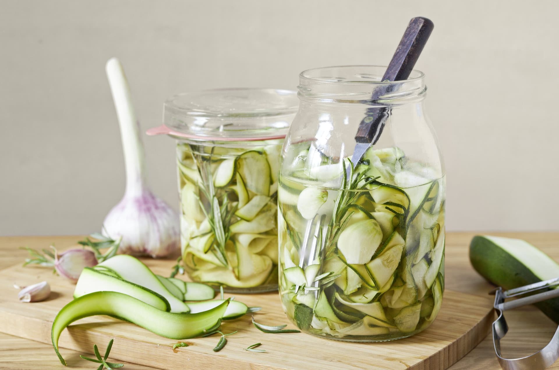 Sauer eingelegte Zucchini