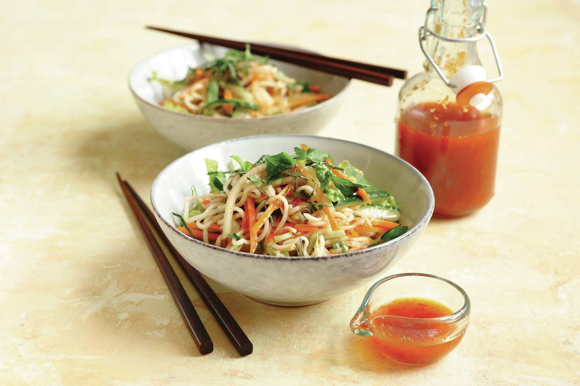 Asiatischer Nudelsalat mit Sweet-Chili-Dressing
