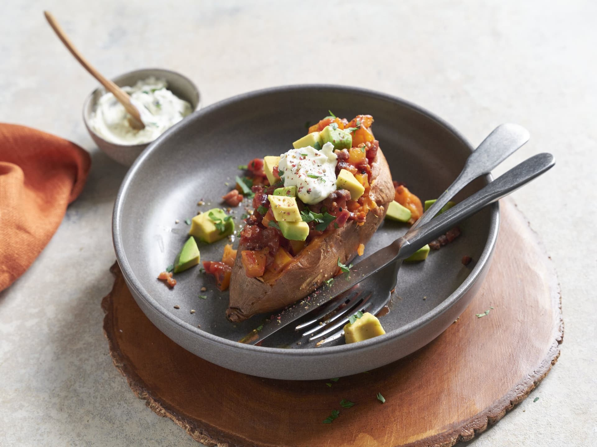 Ofen-Süßkartoffel mit rauchiger Speck-Salsa-Füllung