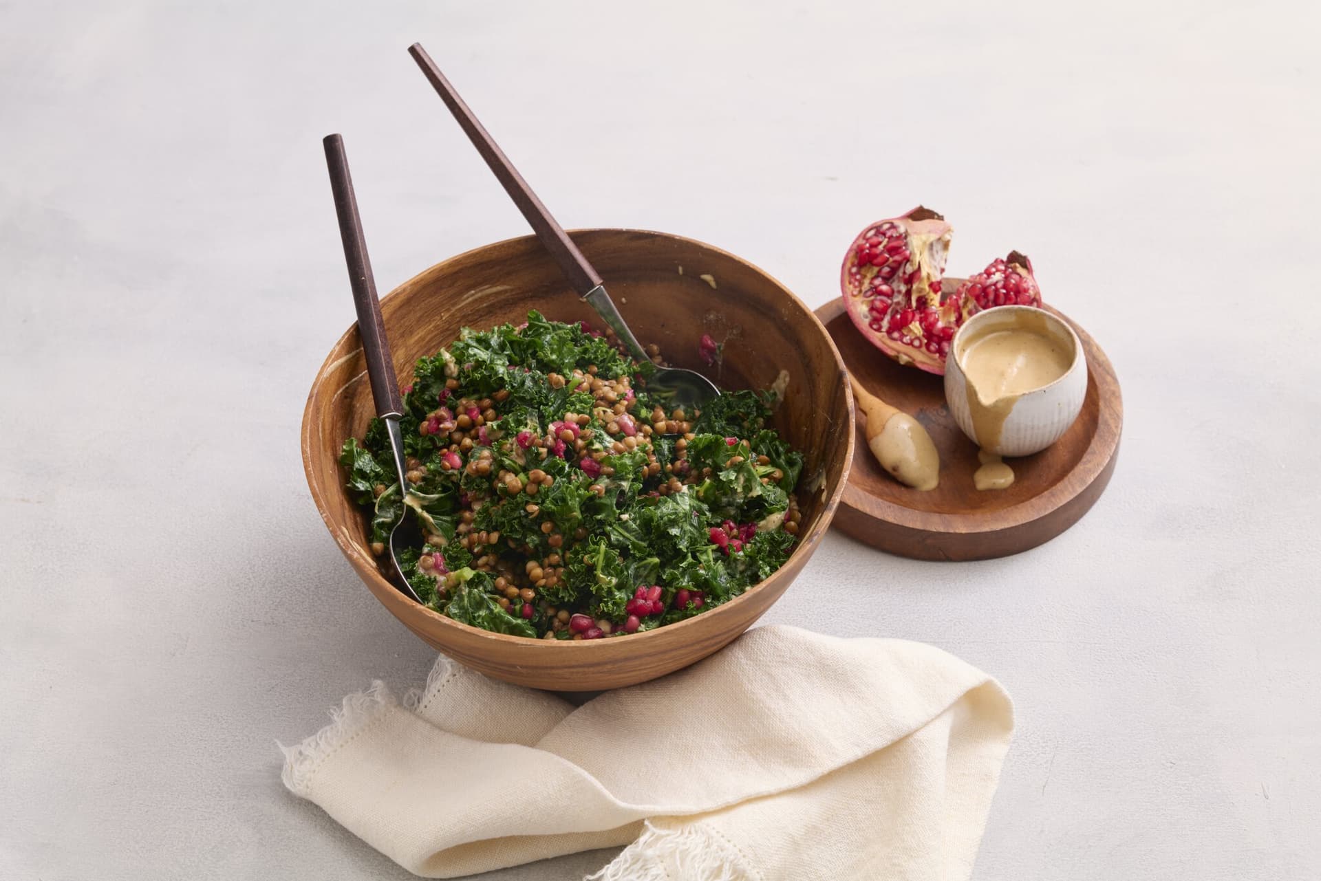 Grünkohlsalat mit Linsen und Kokos-Tahin-Dressing