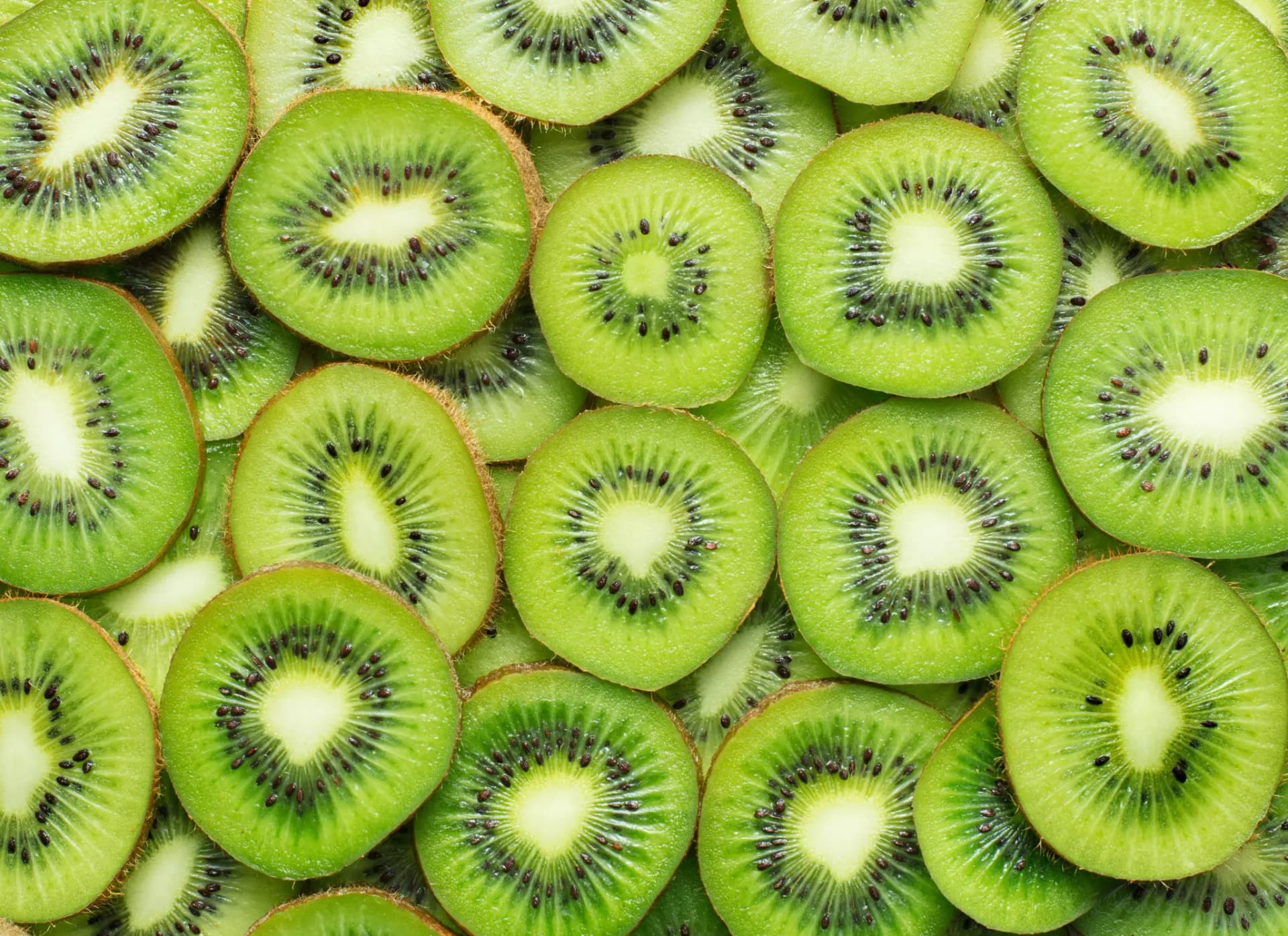 Viele Kiwi-Scheiben liegen aufeinander.