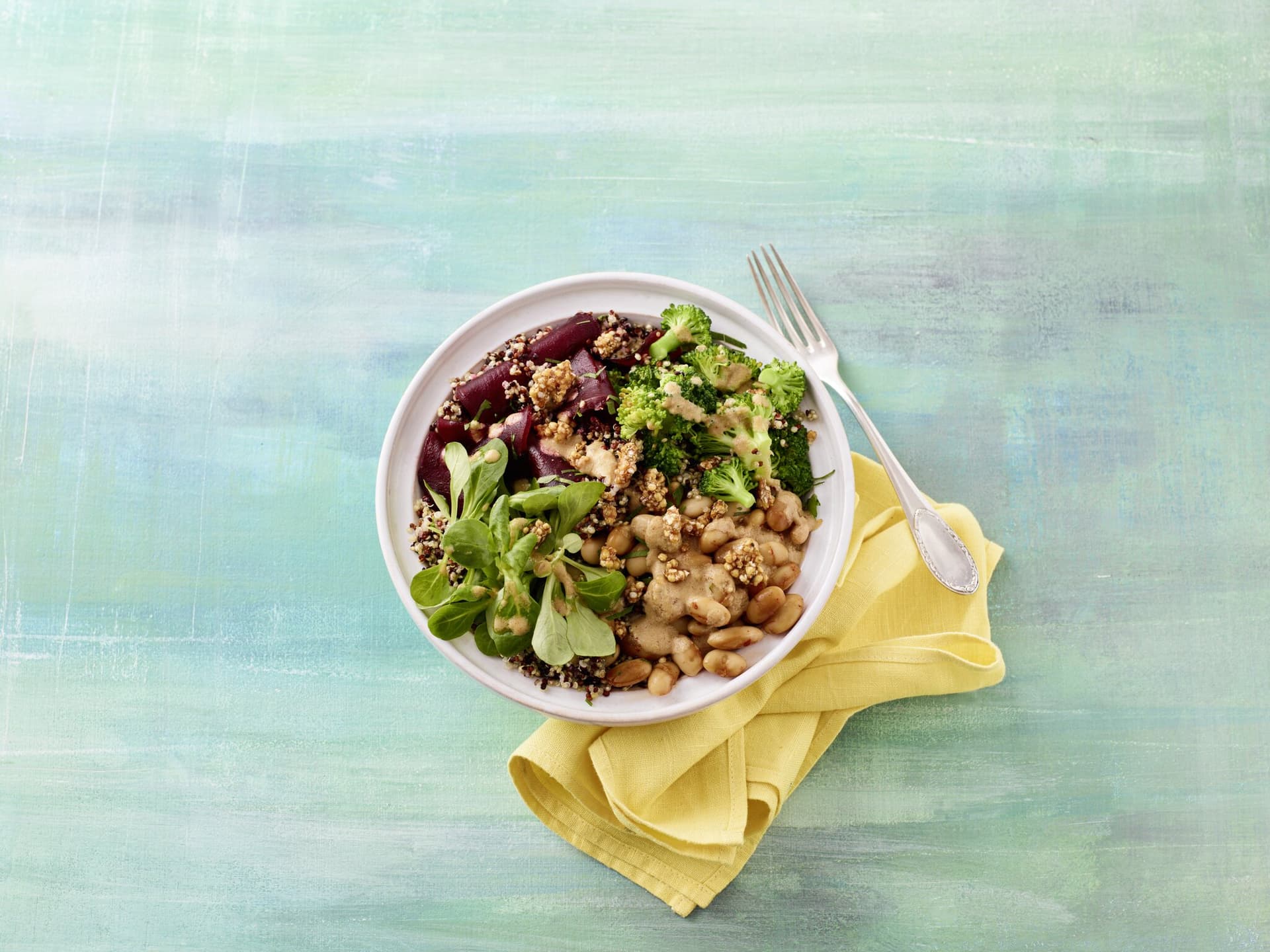 Quinoa-Bowl mit Rote Bete und Hanf-Knusper