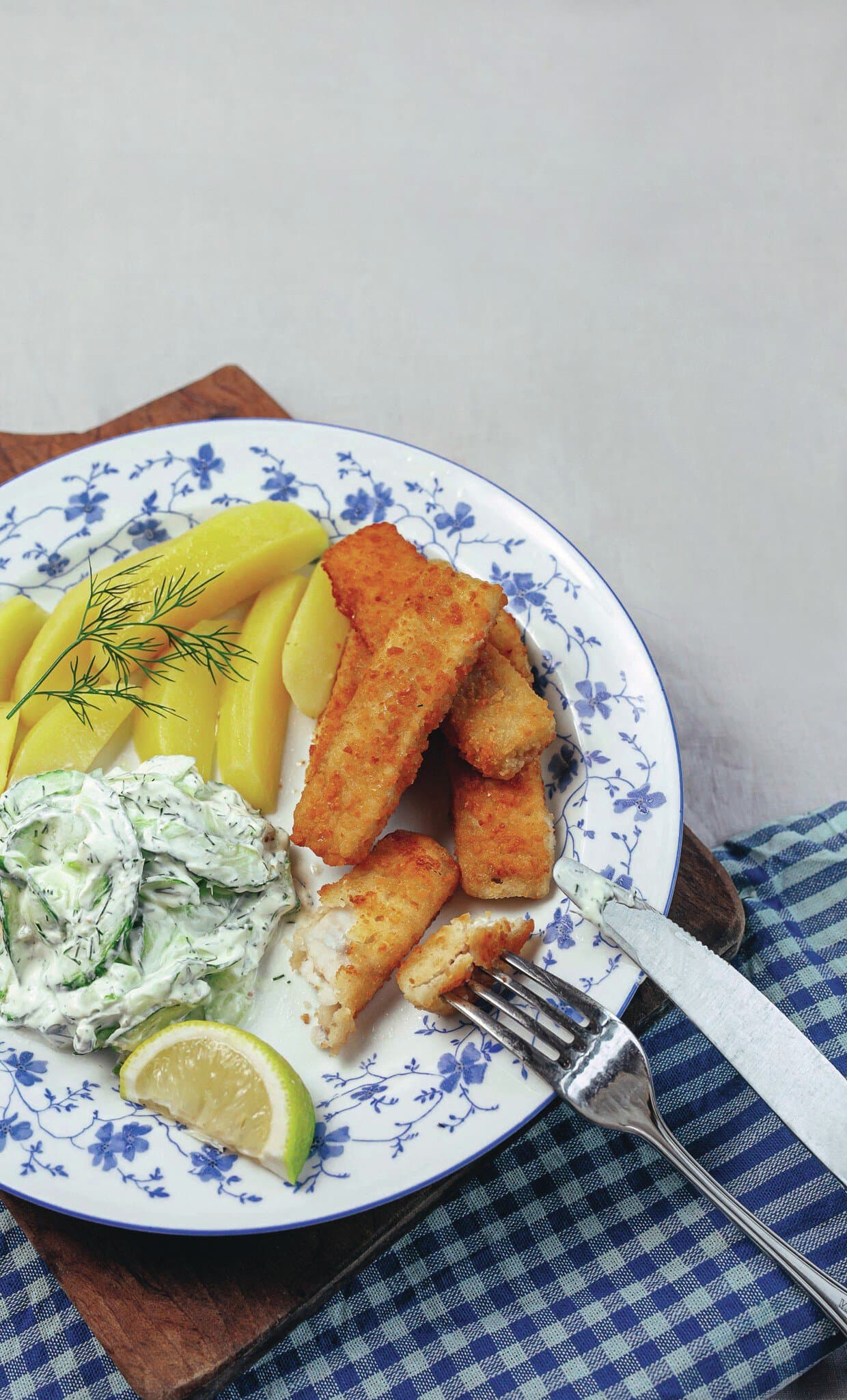 Fischstäbchen mit Gurkensalat und Salzkartoffeln