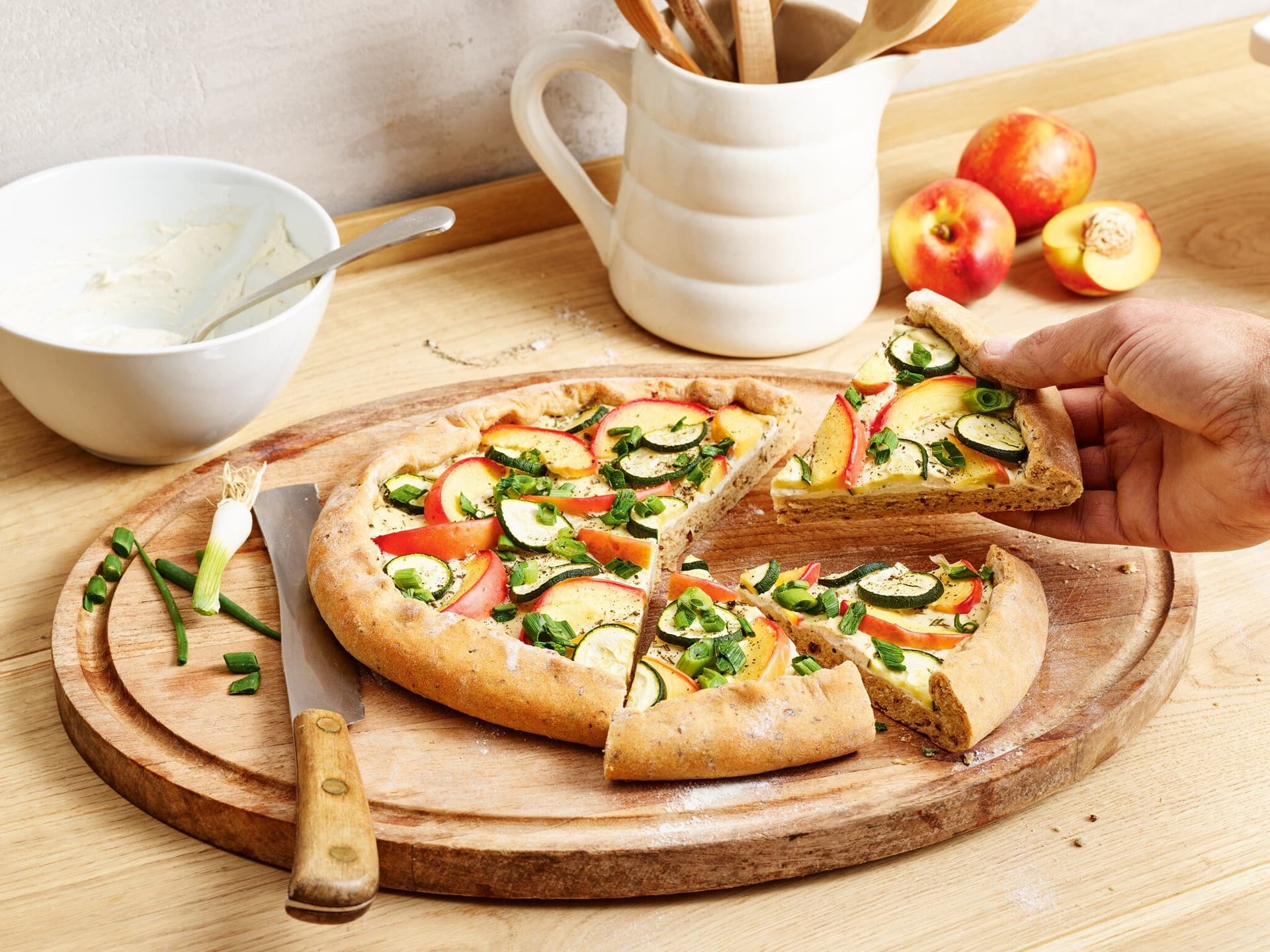 Würzige Tarte rustique mit Nektarine und Zucchini