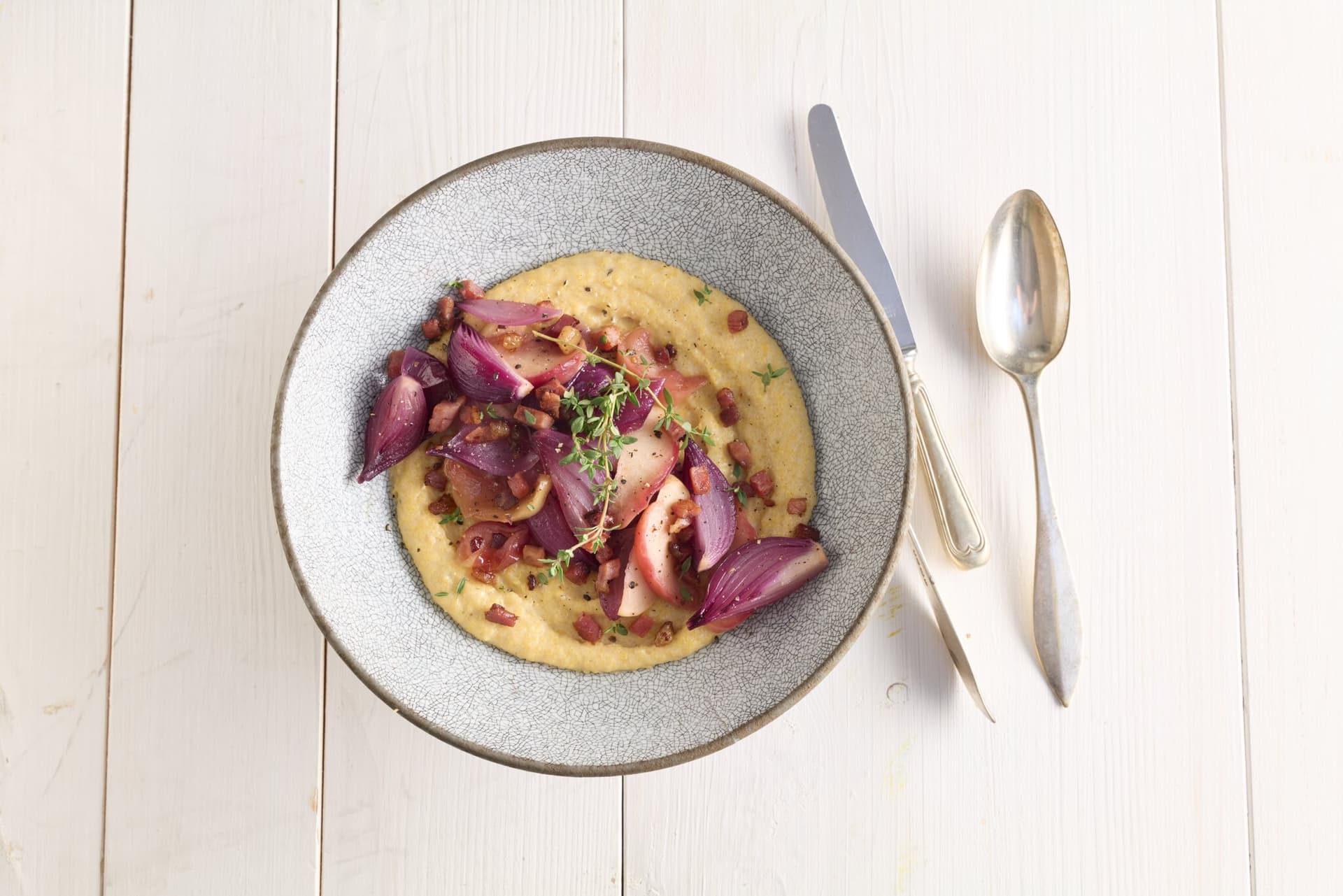 Cremige Polenta mit Apfel, Zwiebeln und Speck