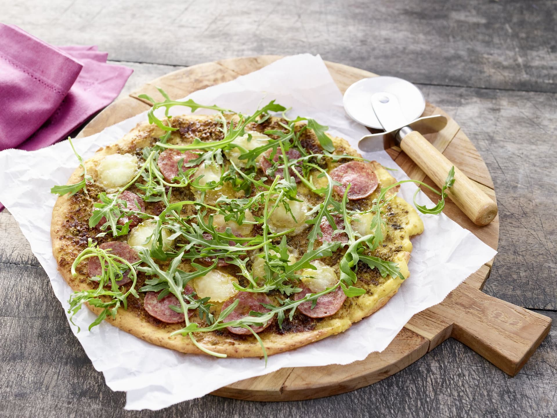 Salamipizza mit Blumenkohl-Boden