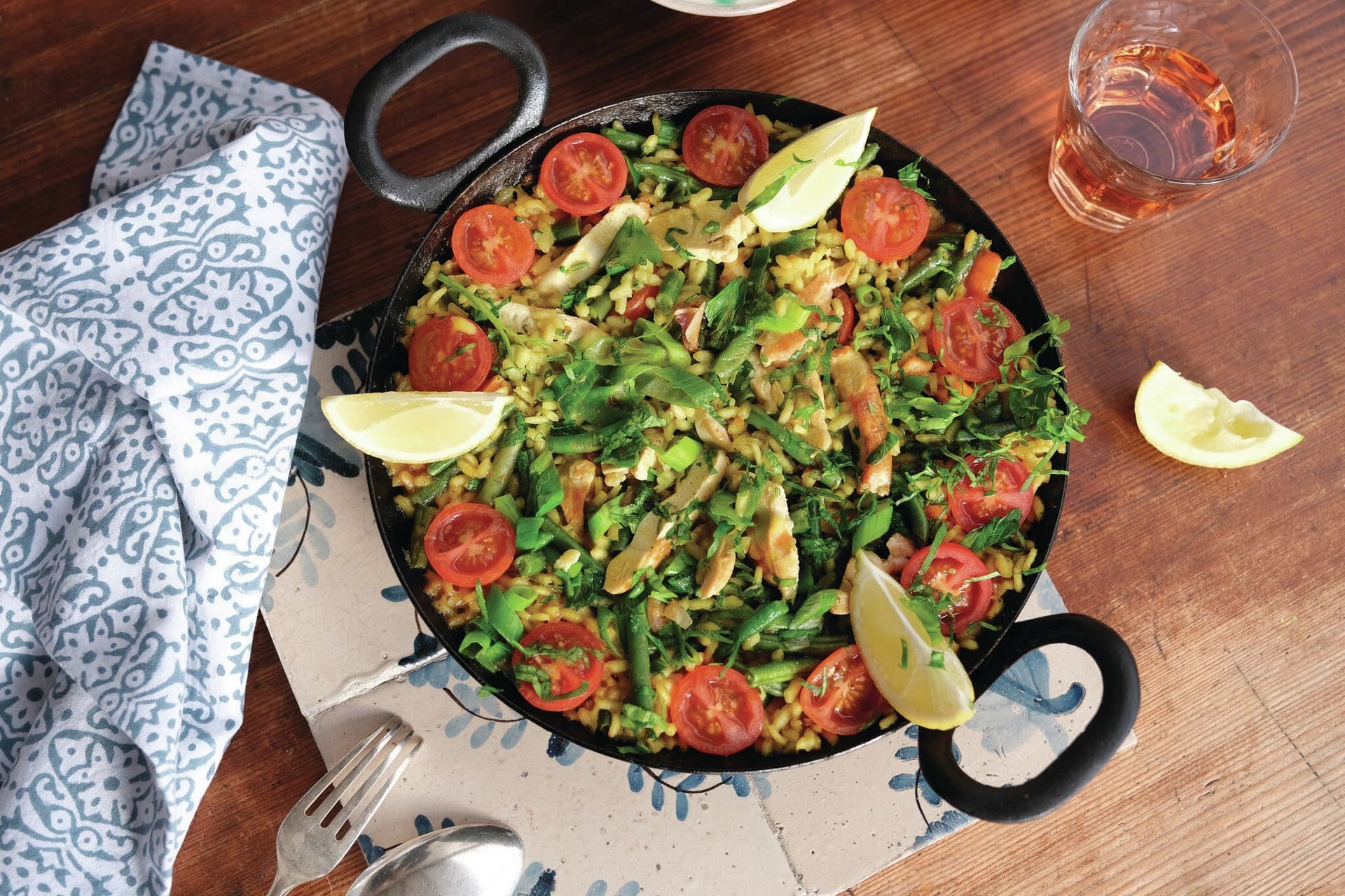 Paella mit Gemüse und Huhn