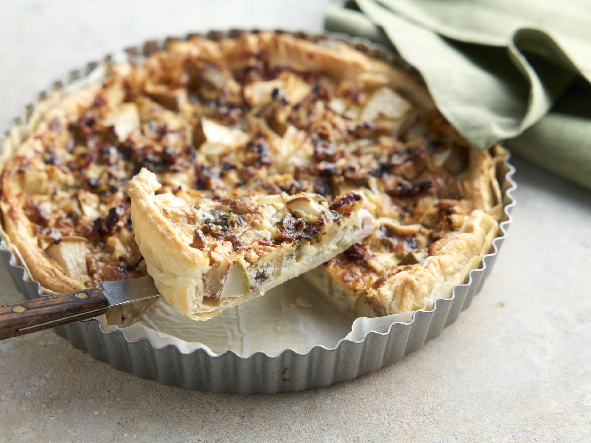 Schnelle Quiche mit Blauschimmelkäse, Birnen und Walnüssen