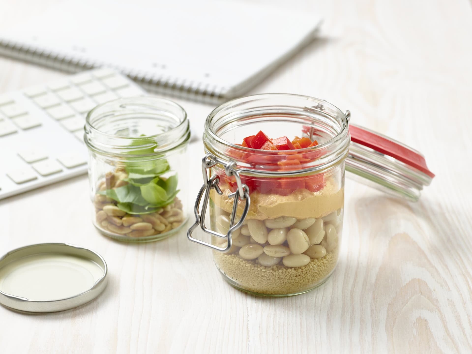 Lauwarmer Couscous-Schüttelsalat mit Bohnen und Basilikum