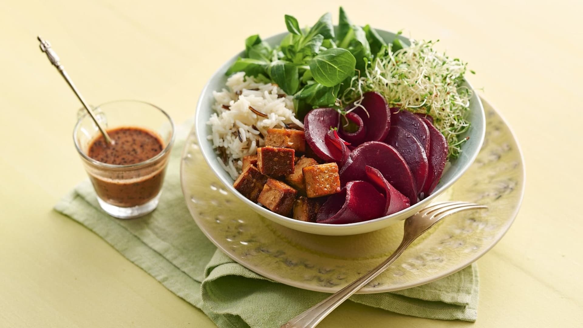 Bowl mit Brokkolisprossen und Haselnuss-Espresso-Dressing