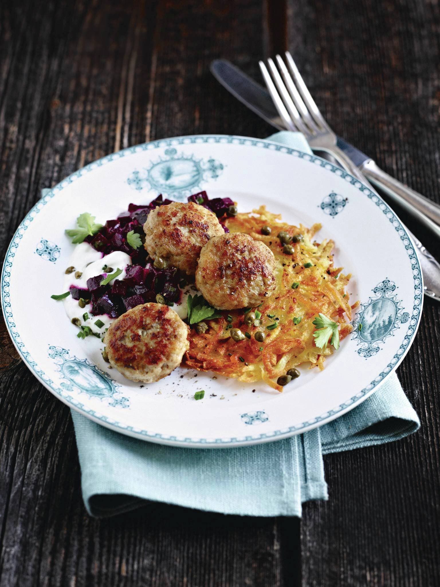 Frikadellen mit Kartoffelrösti und Rote-Bete-Salat