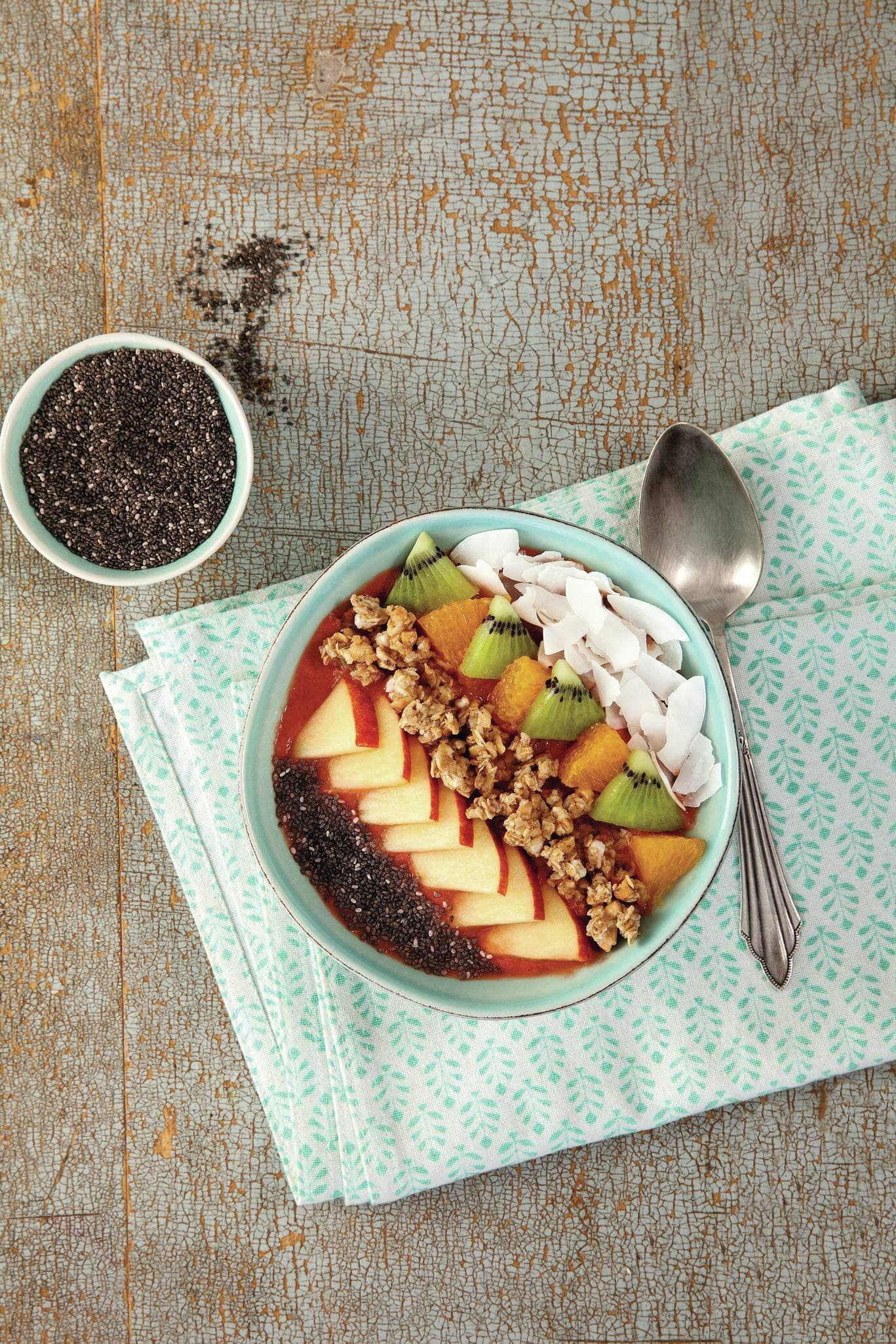 Himbeer-Smoothie-Bowl mit Chiasamen und Kokosnuss