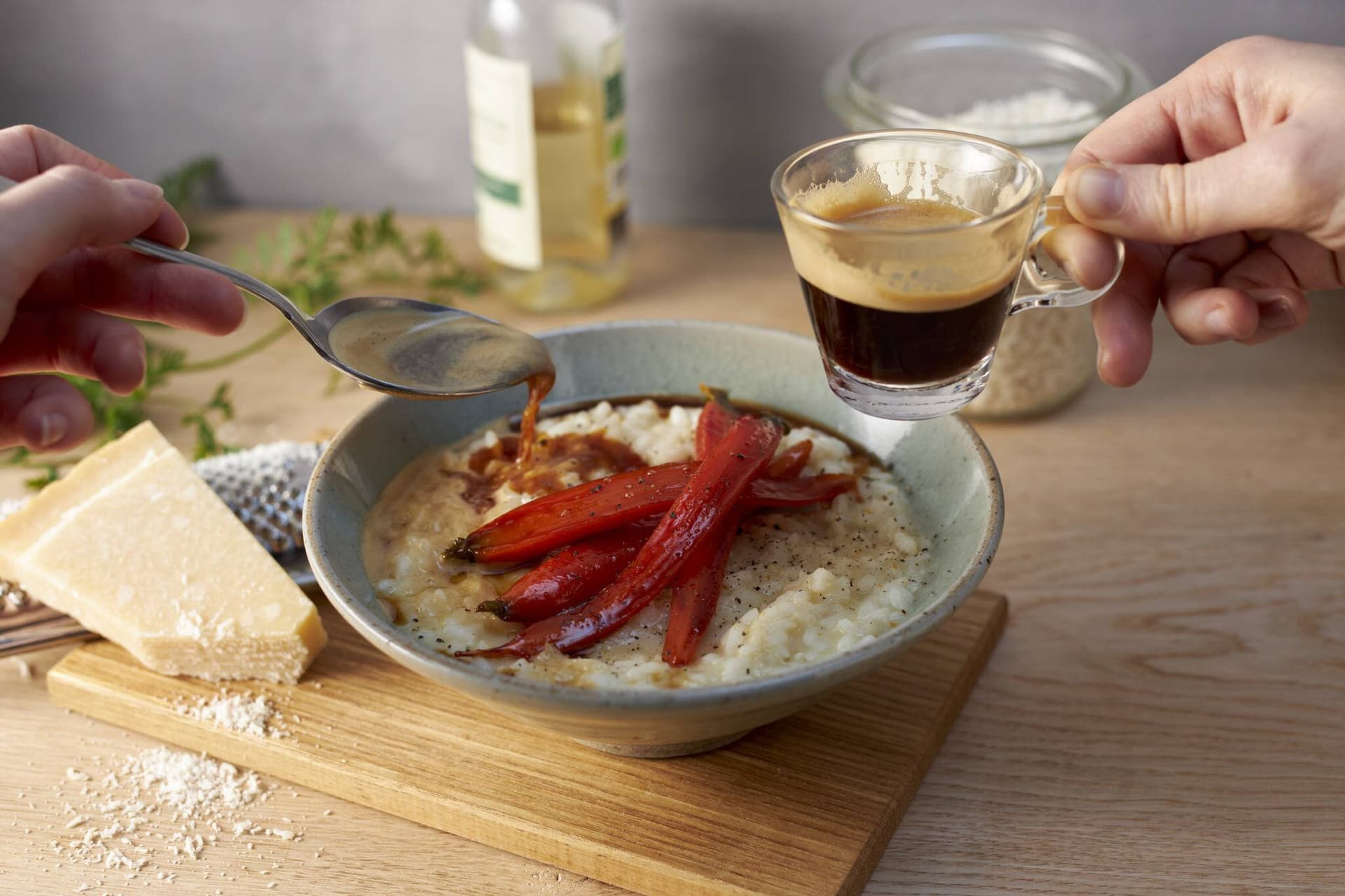Espresso-Risotto mit glasierten Karotten