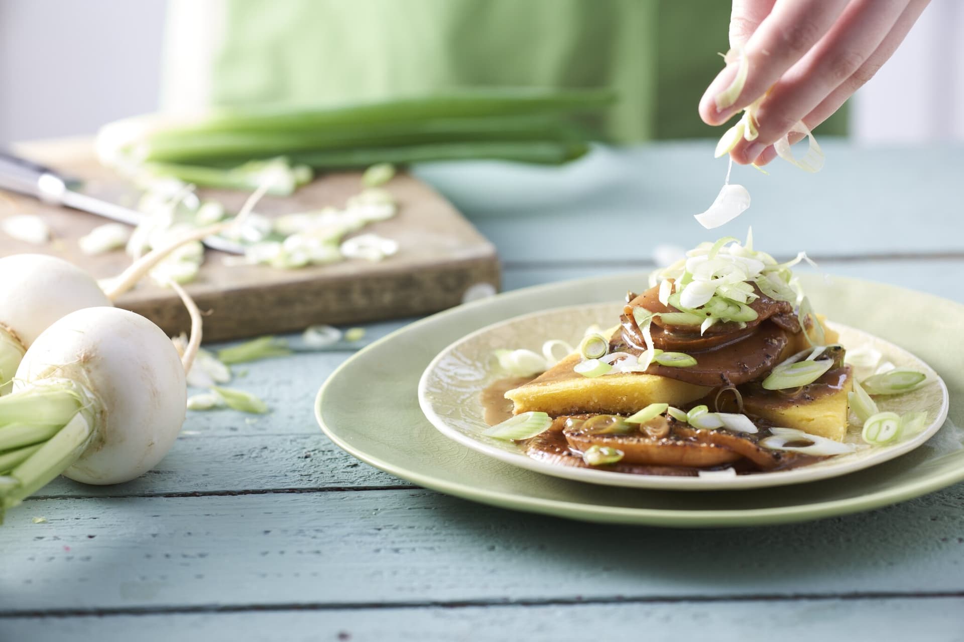 Pfannengerührte Mairübchen an Zitronen-Kokos-Polenta