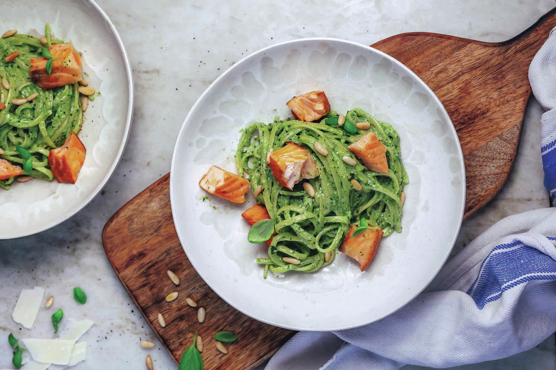 Nudeln mit Lachs und selbstgemachtem Pesto