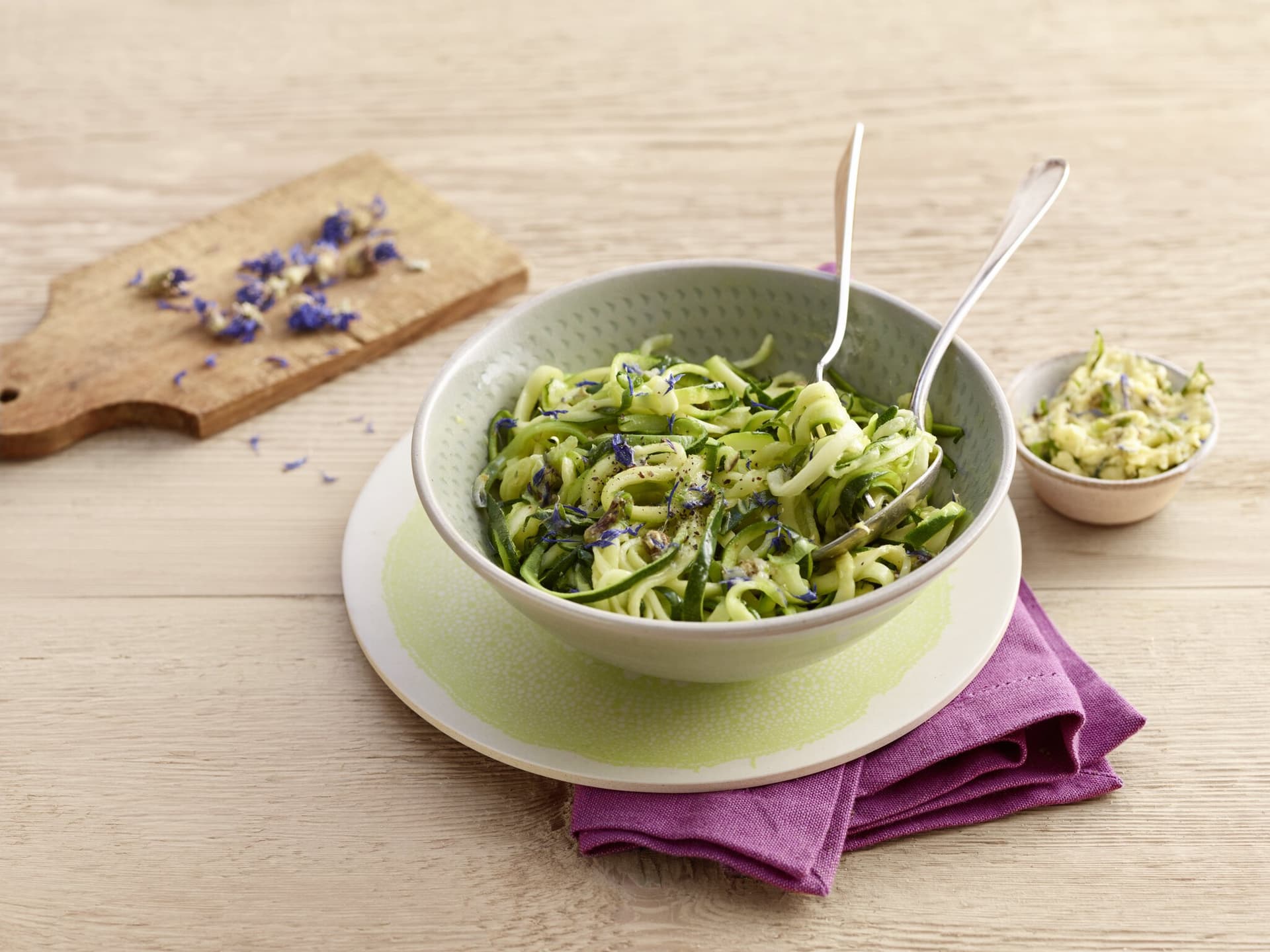 Zucchini-Nudeln mit Kornblumen-Butter