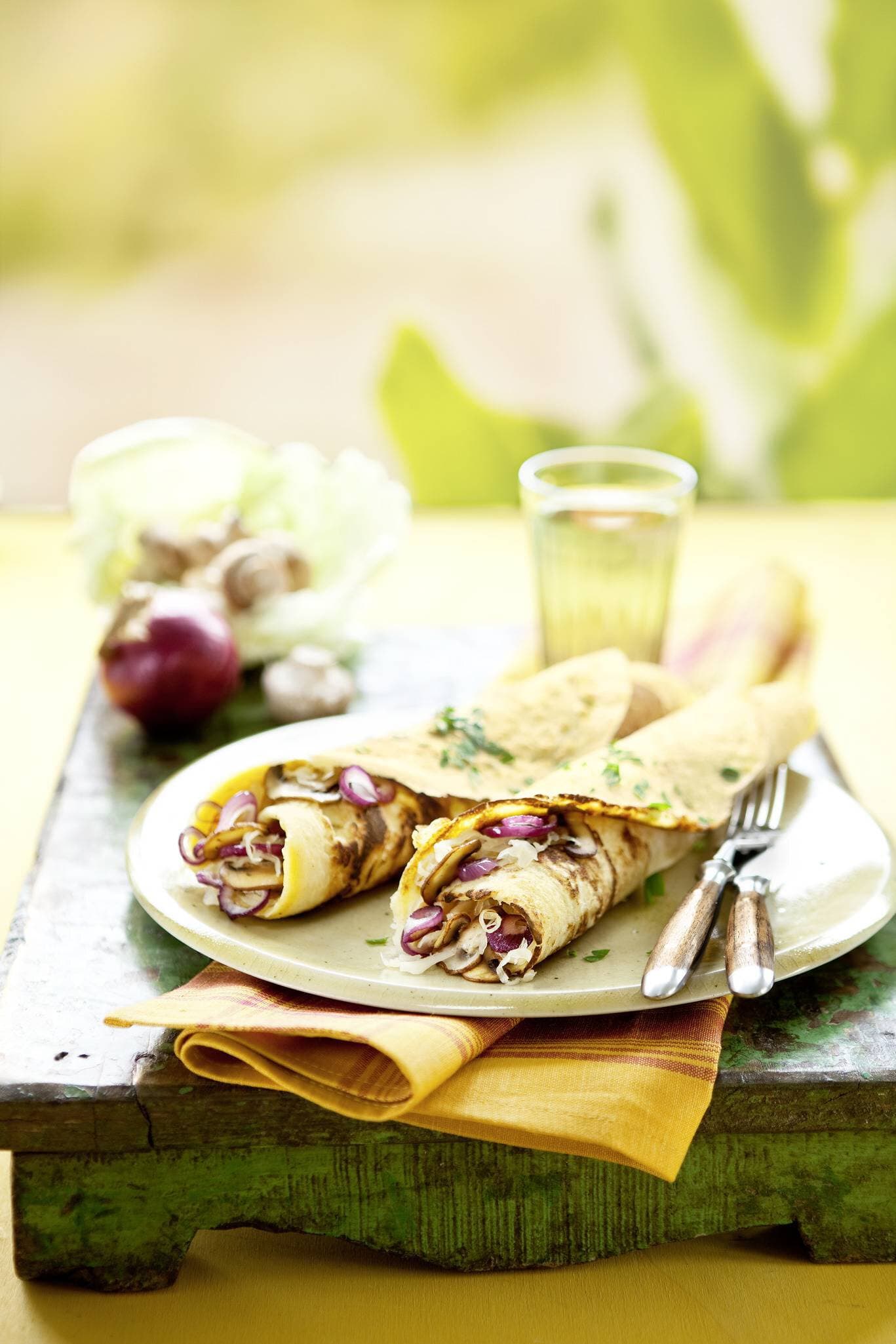 Gefüllte Pfannkuchen mit Kraut und Pilzen