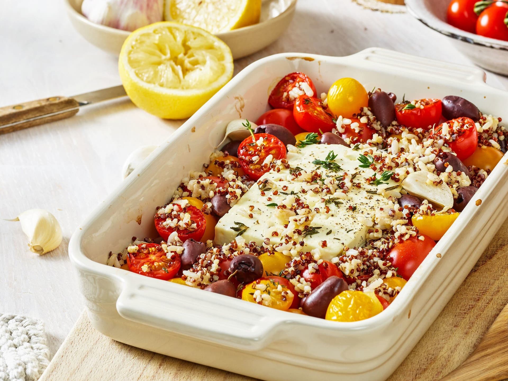 Gebackener Feta mit Tomaten und körniger Mischung
