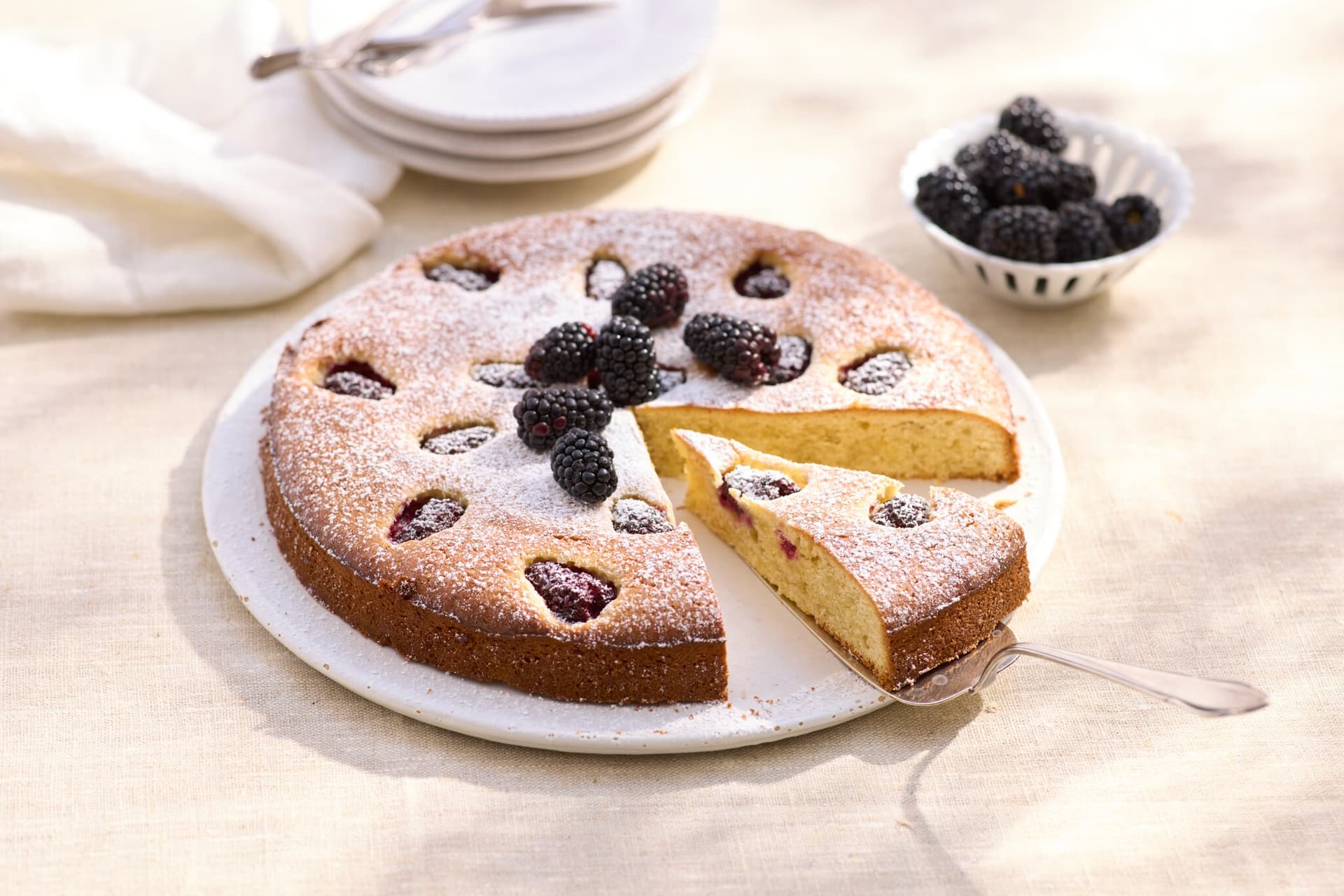Zitronen-Olivenöl-Kuchen mit Brombeeren