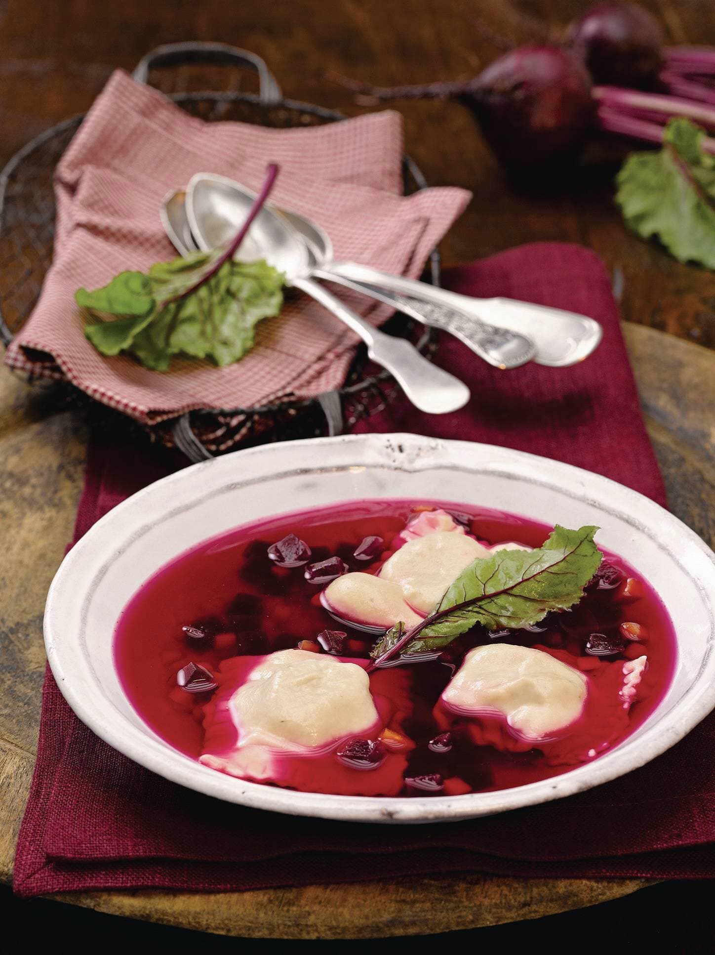 Rote-Bete-Suppe mit Zucchini-Walnuss-Ravioli