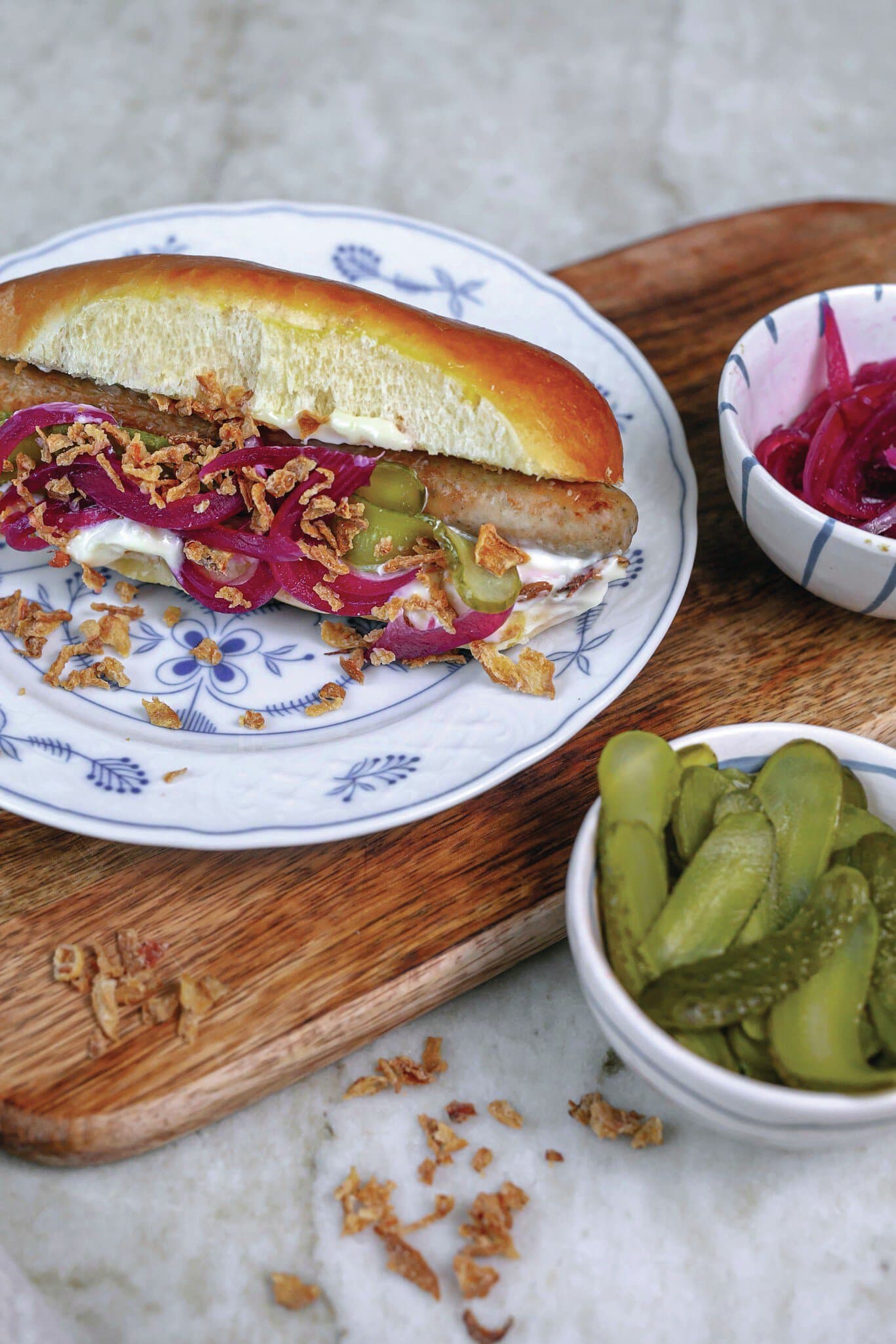 Hotdogs mit gepickelten Zwiebeln