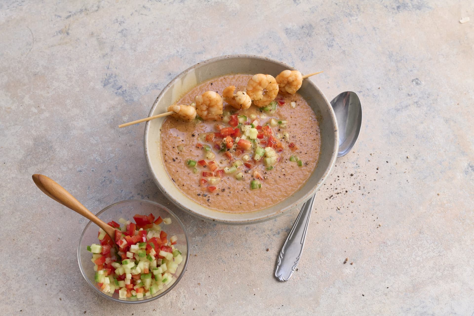 Schnelle Gazpacho mit Garnelenspießen