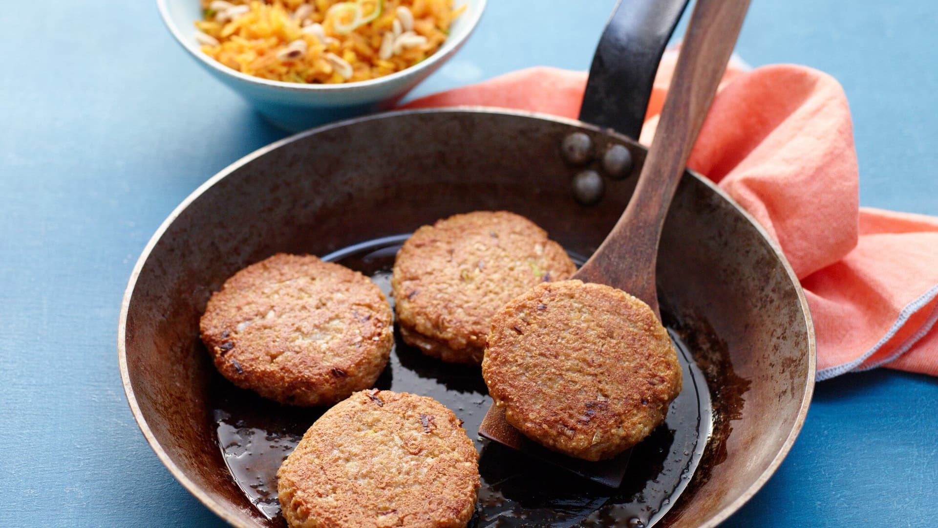 Buchweizenbratlinge mit lauwarmem Möhrensalat