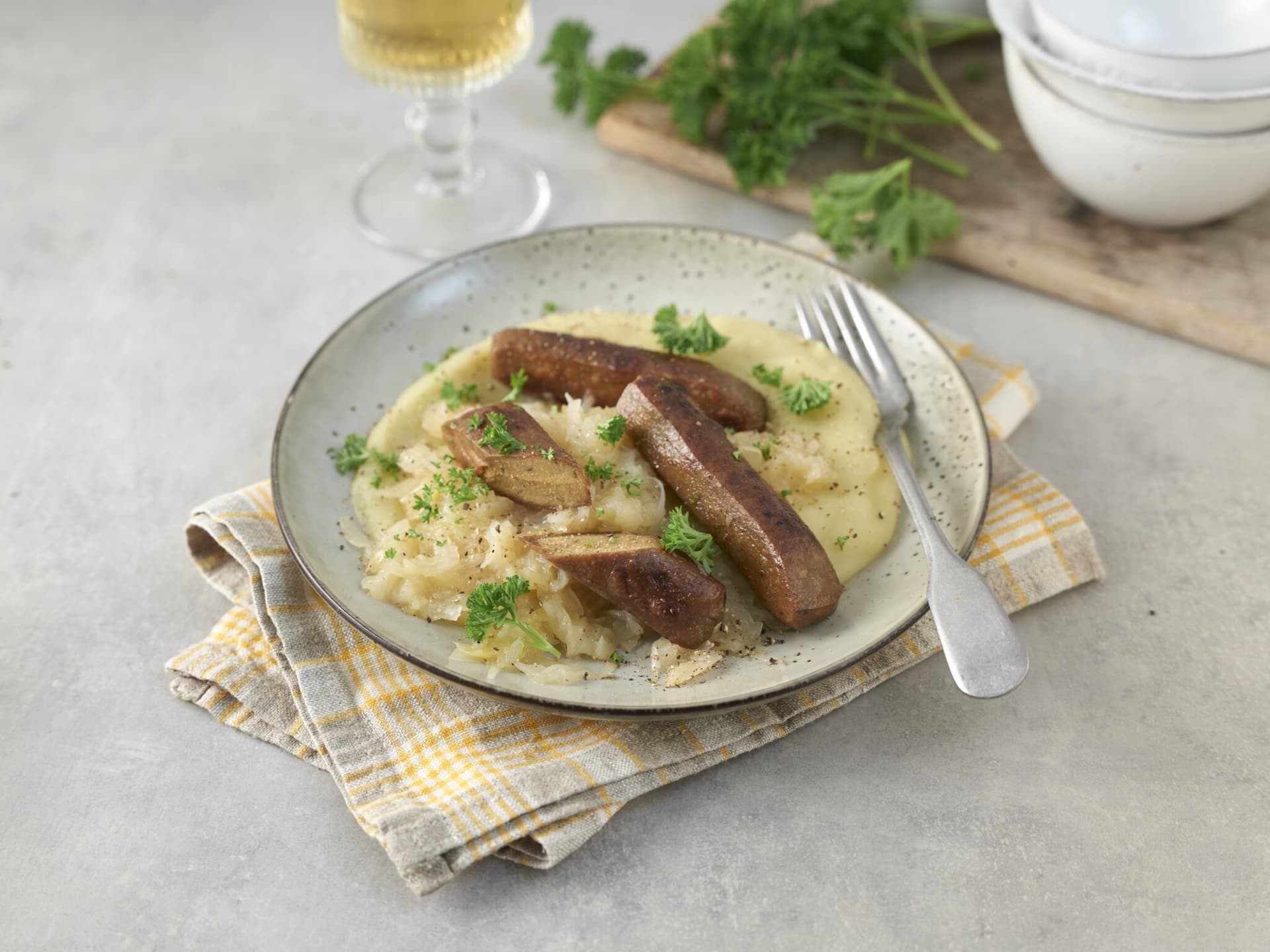 Kartoffelpüree mit Sauerkraut und Würstchen