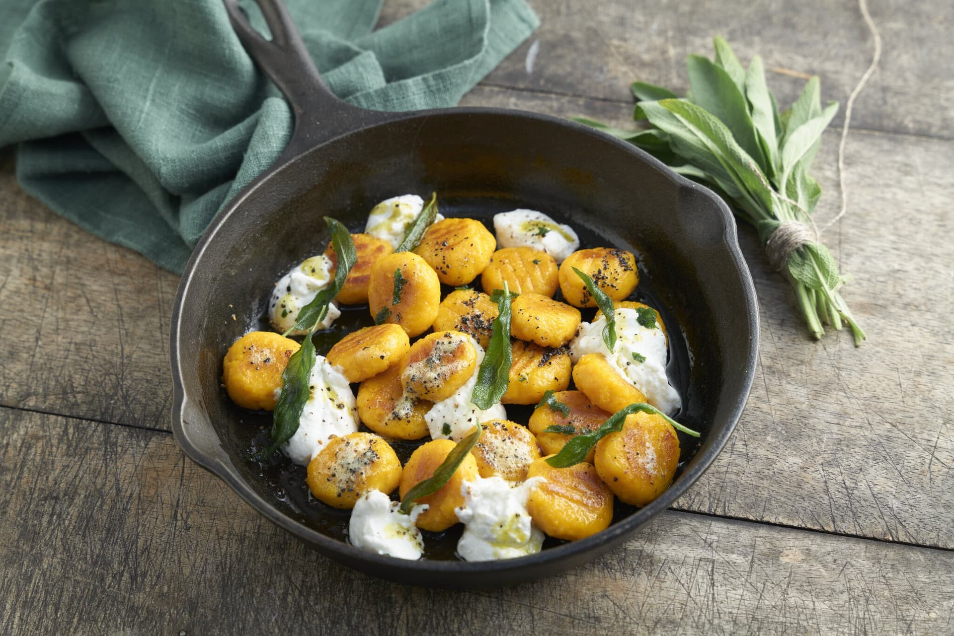 Selbstgemachte Kürbisnocken mit Salbeibutter und Ricotta