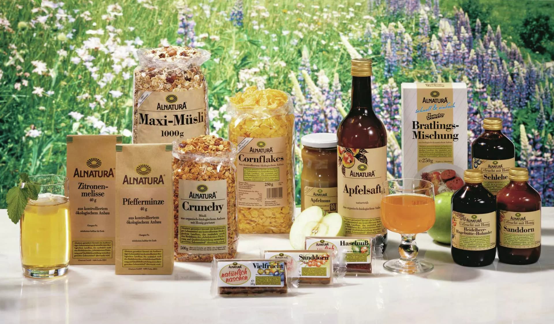 Alnatura Produktgeschichte: Ein altes Sortimentsbild mit verschiedenen Alnatura Produkten aus der Anfangszeit des Unternehmens.