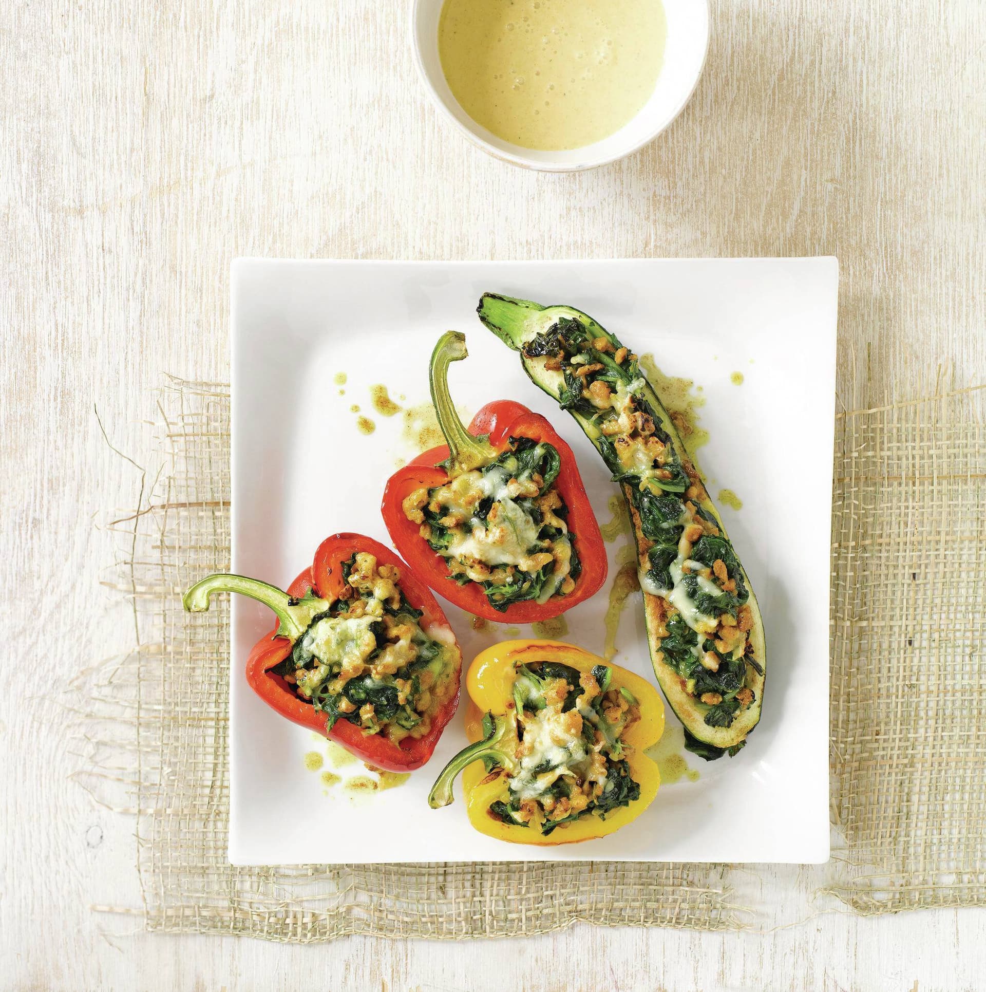 Paprika und Zucchini mit Soja-Spinat-Käsefüllung