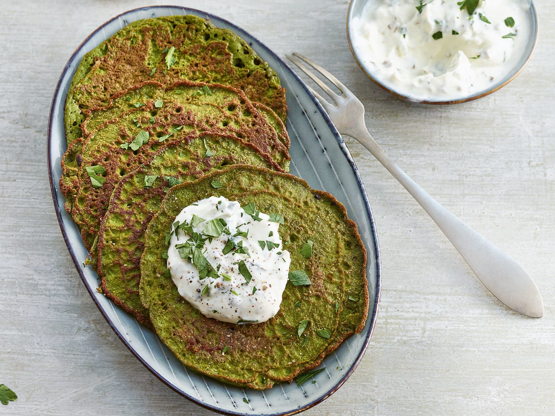 Herzhafte grüne Protein-Pancakes mit Kräuterquark