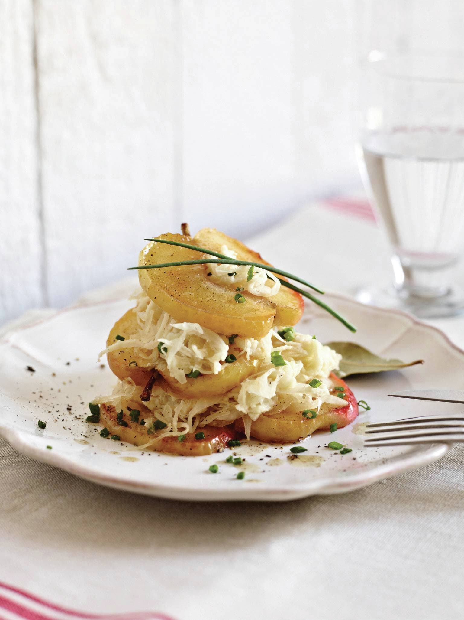Kartoffel-Sauerkraut-Püree mit karamellisierten Apfelscheiben