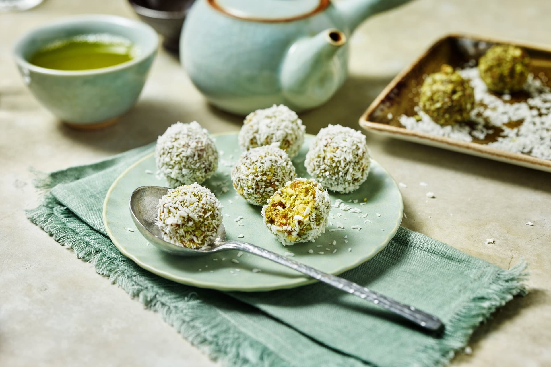Kokos-Matcha-Kugeln mit Walnuss