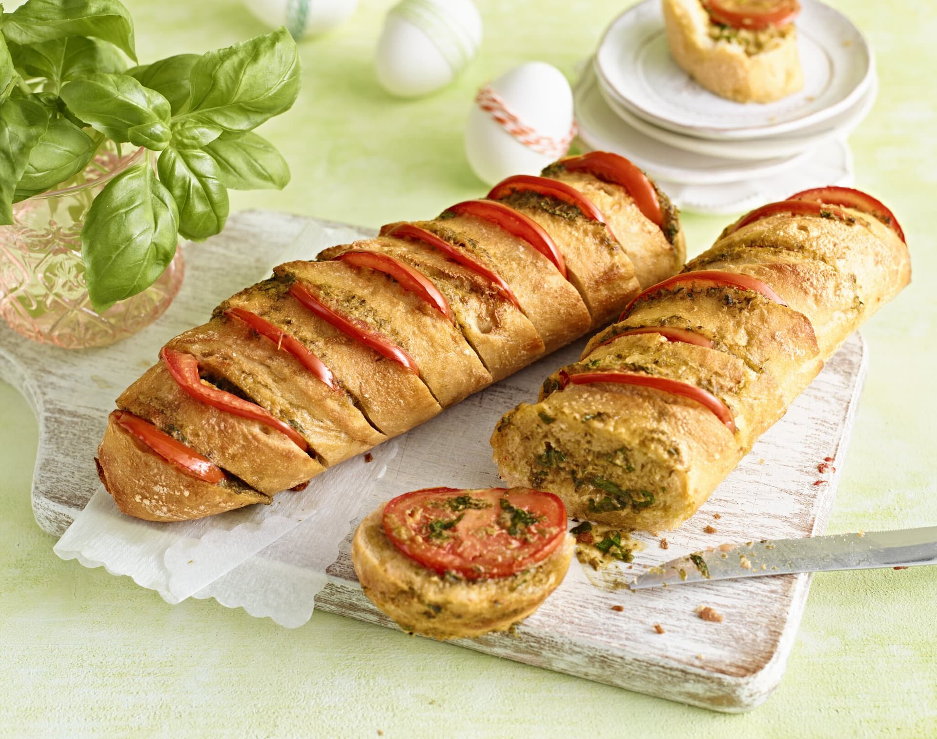 Fächer-Baguettes mit Pesto-Creme und Tomate
