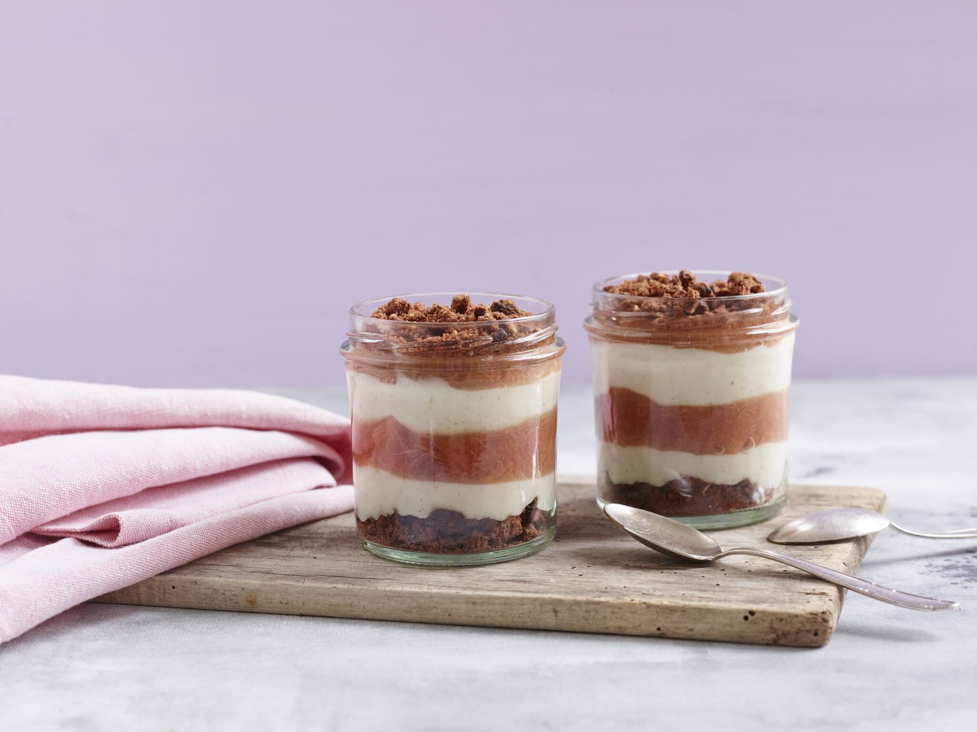 Vanille-Rhabarber-Pudding mit Schoko-Knusper