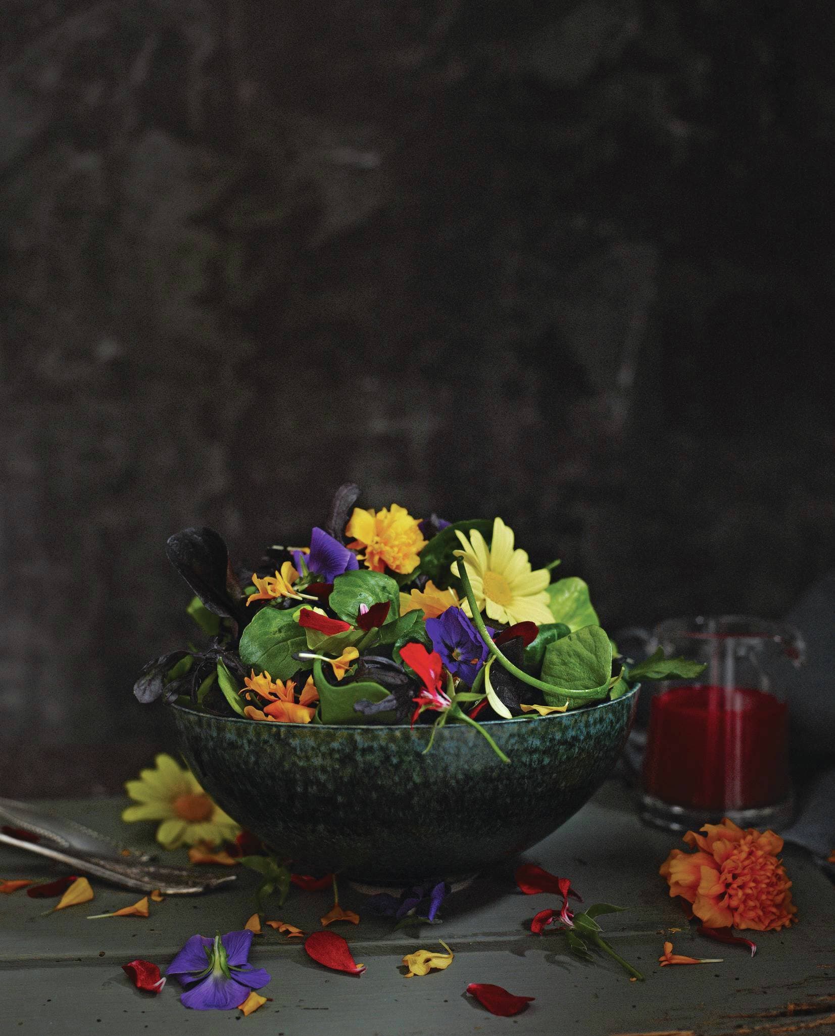 Wildkräuter-Salat mit essbaren Blüten und Himbeer-Vinaigrette
