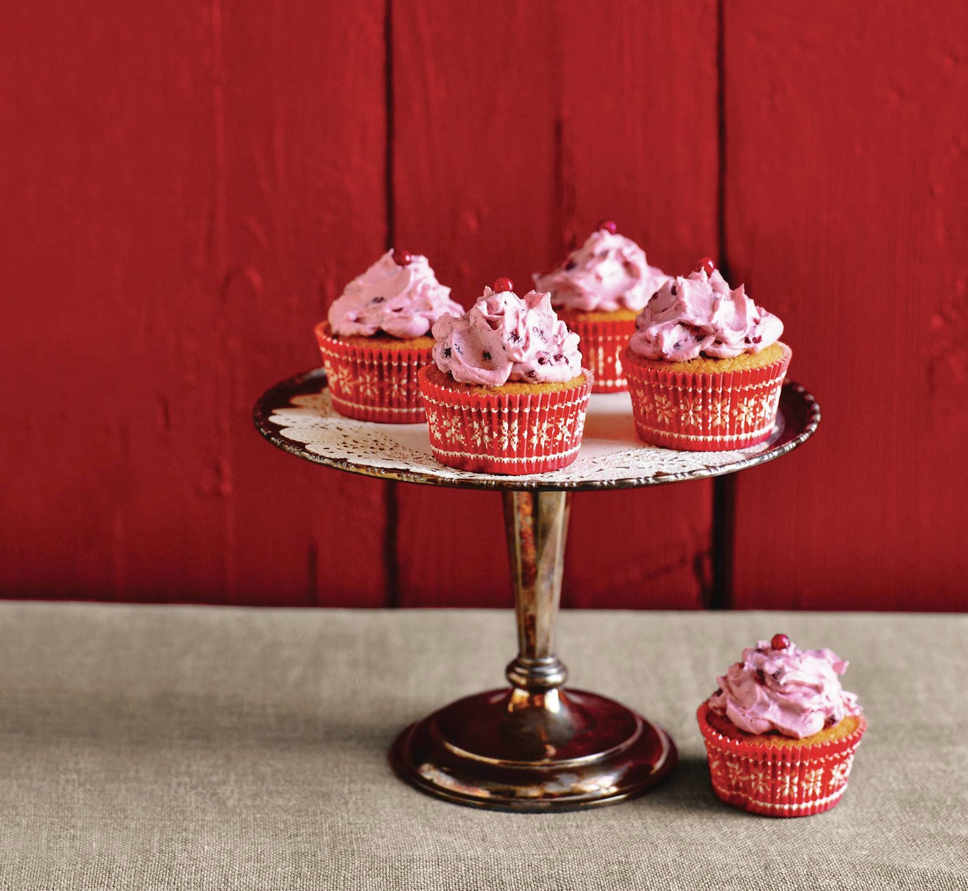 Vanille-Cupcakes mit Haselnüssen und Preiselbeercreme