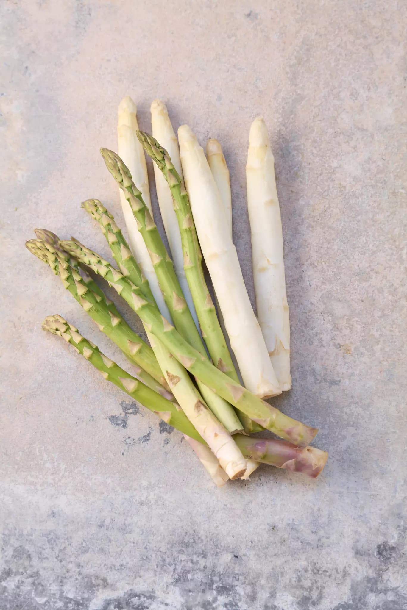 Einige Stangen weißer und grüner Spargel