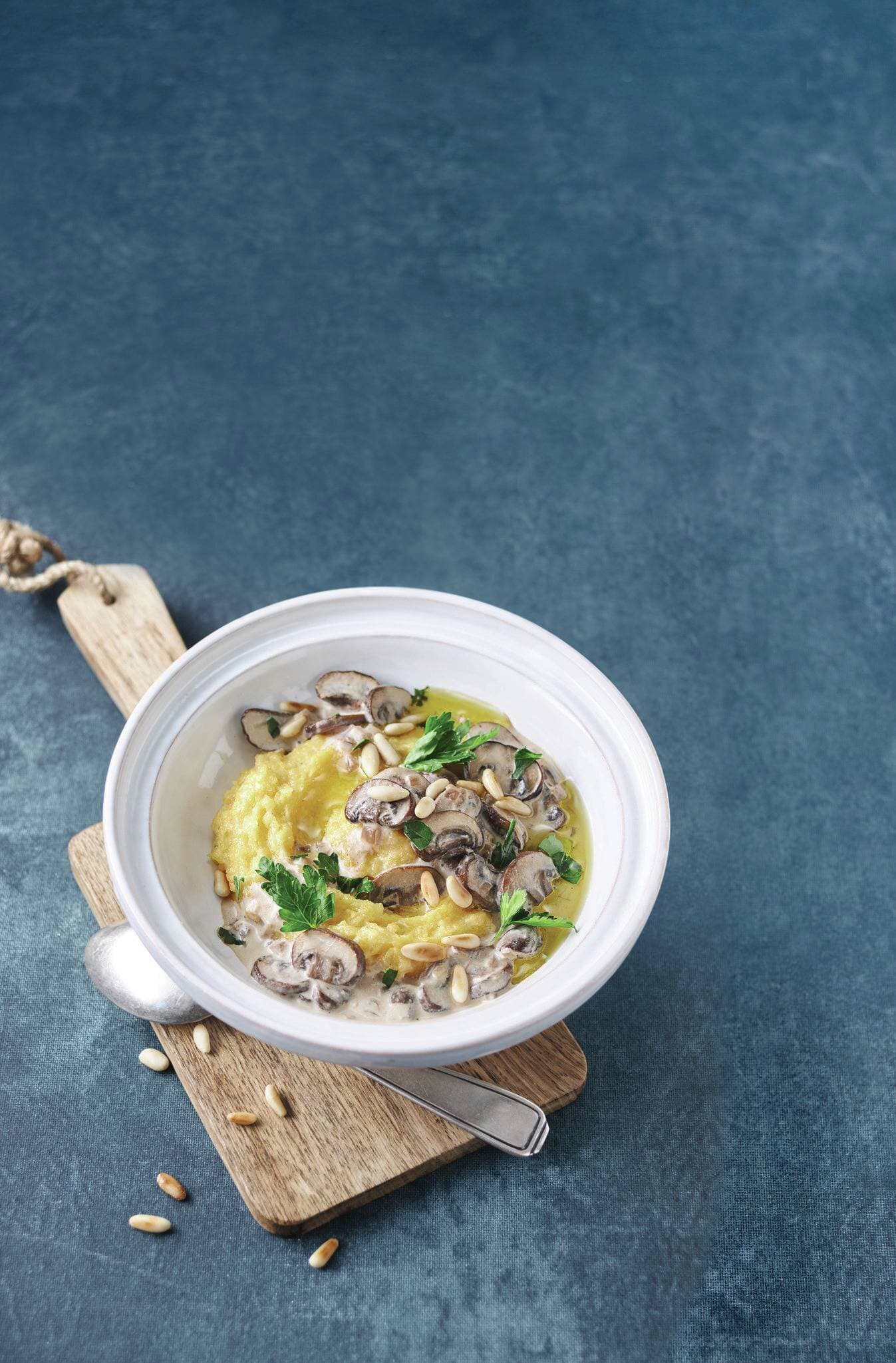 Cremige Parmesan-Polenta in Pilzrahmsauce