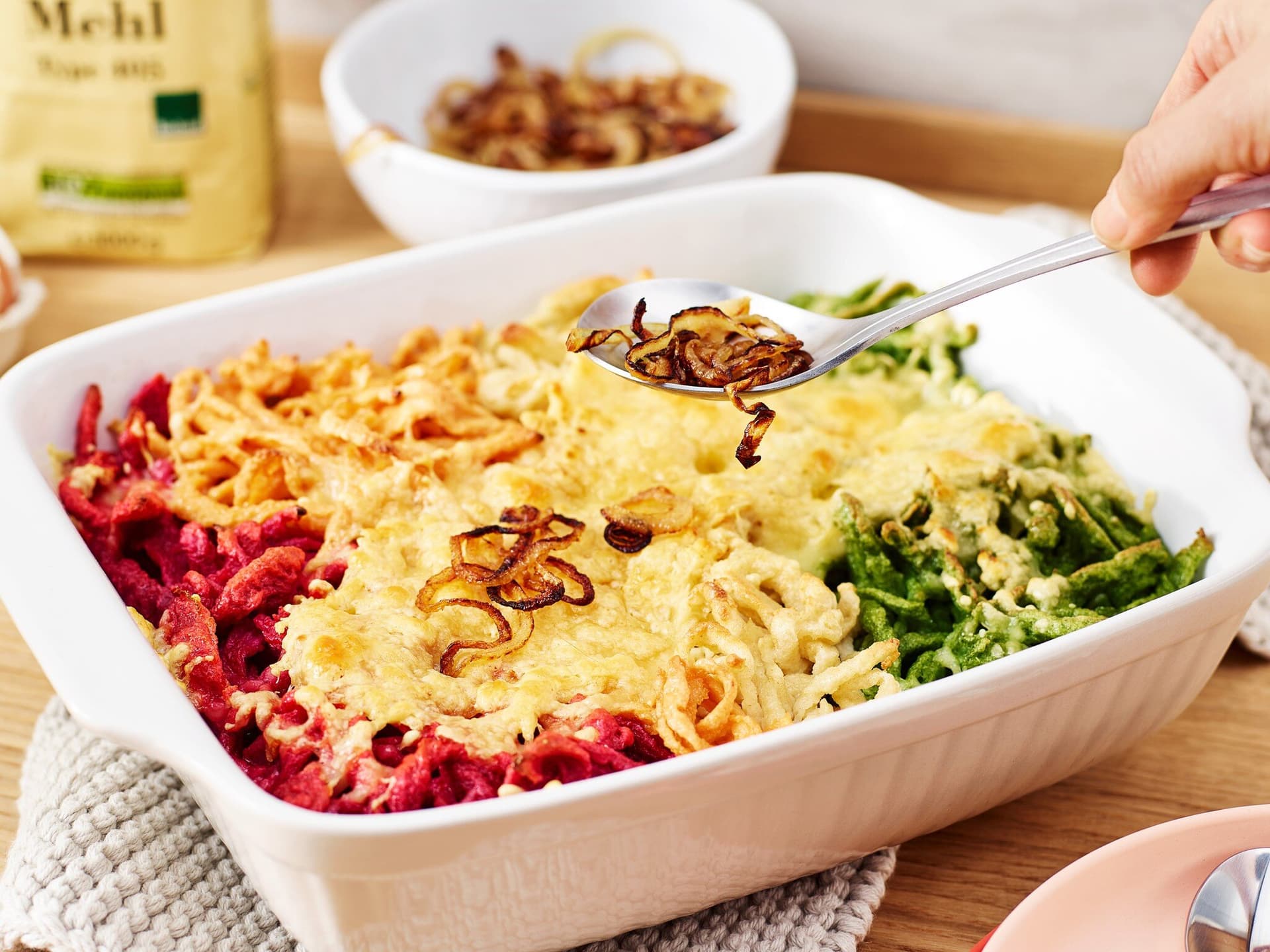 Rote-Bete-Spätzle mit Röstzwiebeln