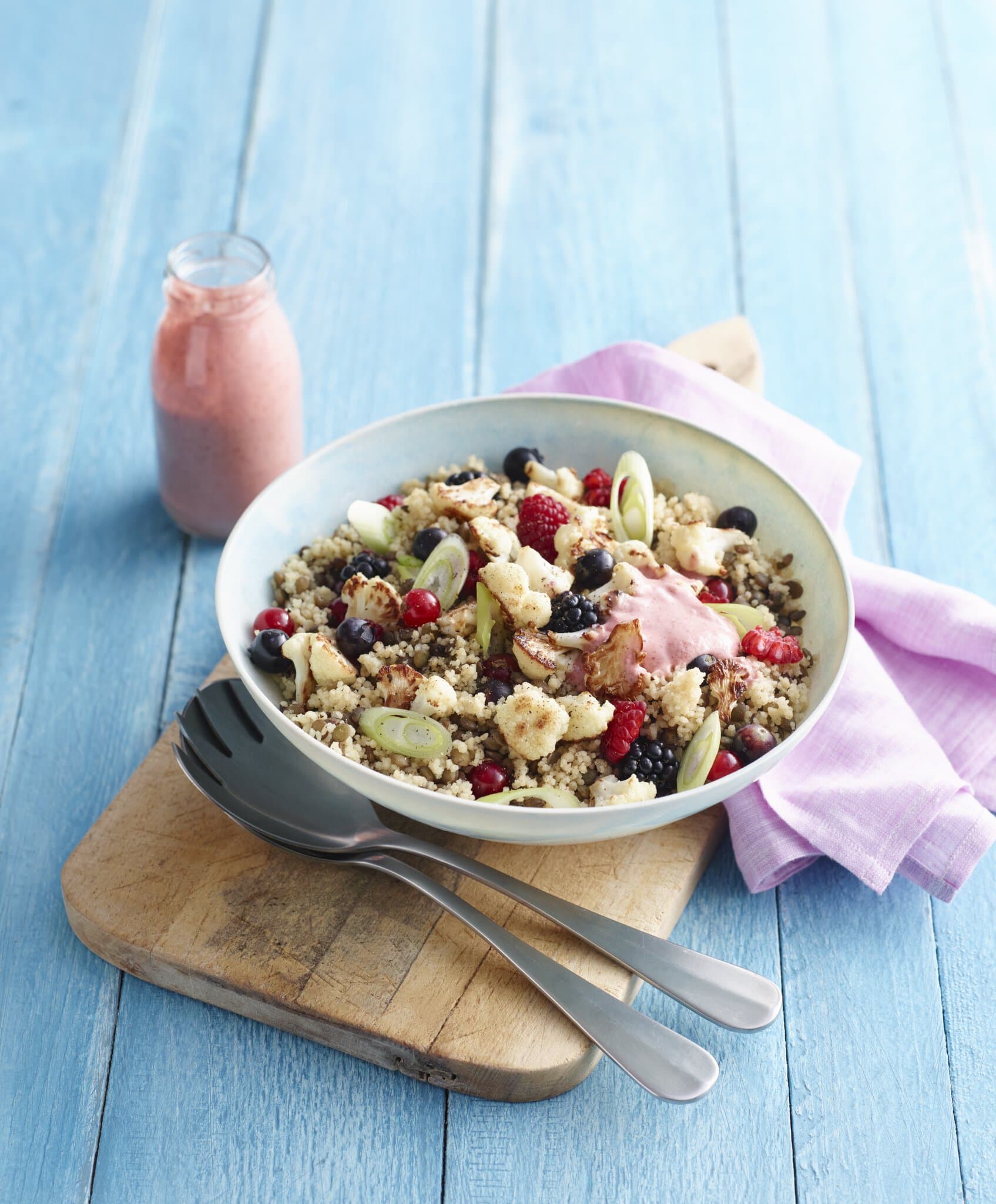 Grüne-Linsen-Couscous-Salat mit geröstetem Blumenkohl und Beeren