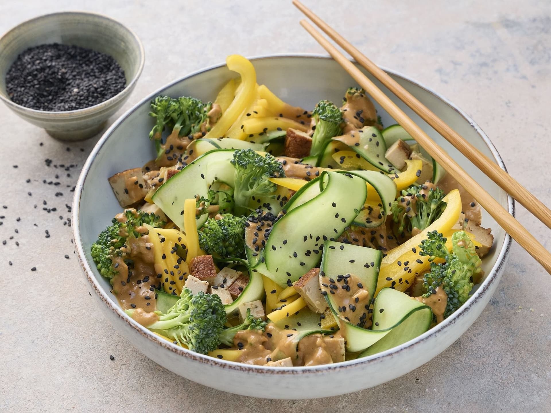 Bunter Asia-Salat mit crunchy Erdnusssauce