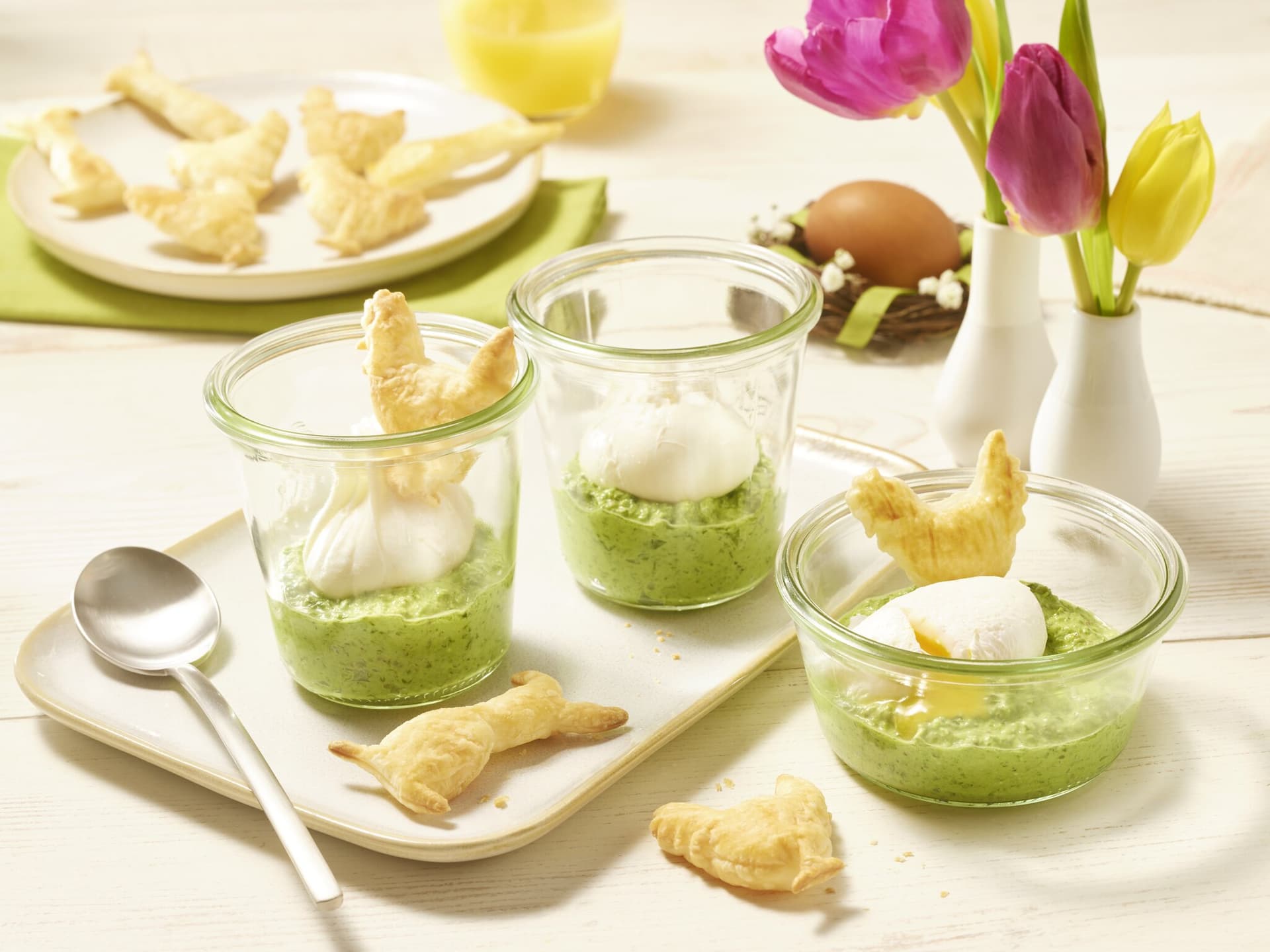 Pochierte Eier auf Petersilien-Haselnuss-Creme mit Blätterteig