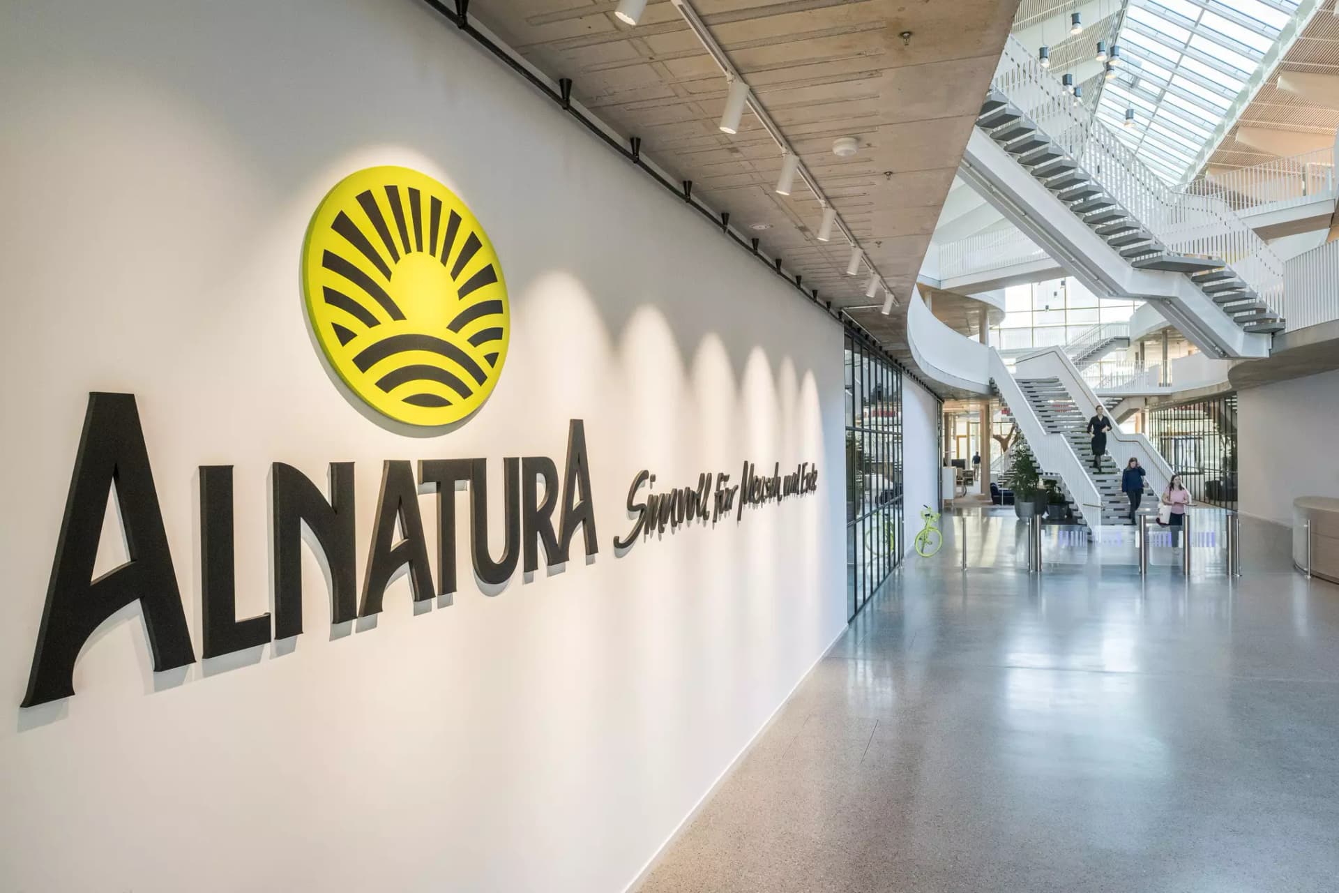 Foyer der Alnatura Arbeitsgemeinschaft mit Logo und dem Slogan, sinnvoll für Mensch und Erde.