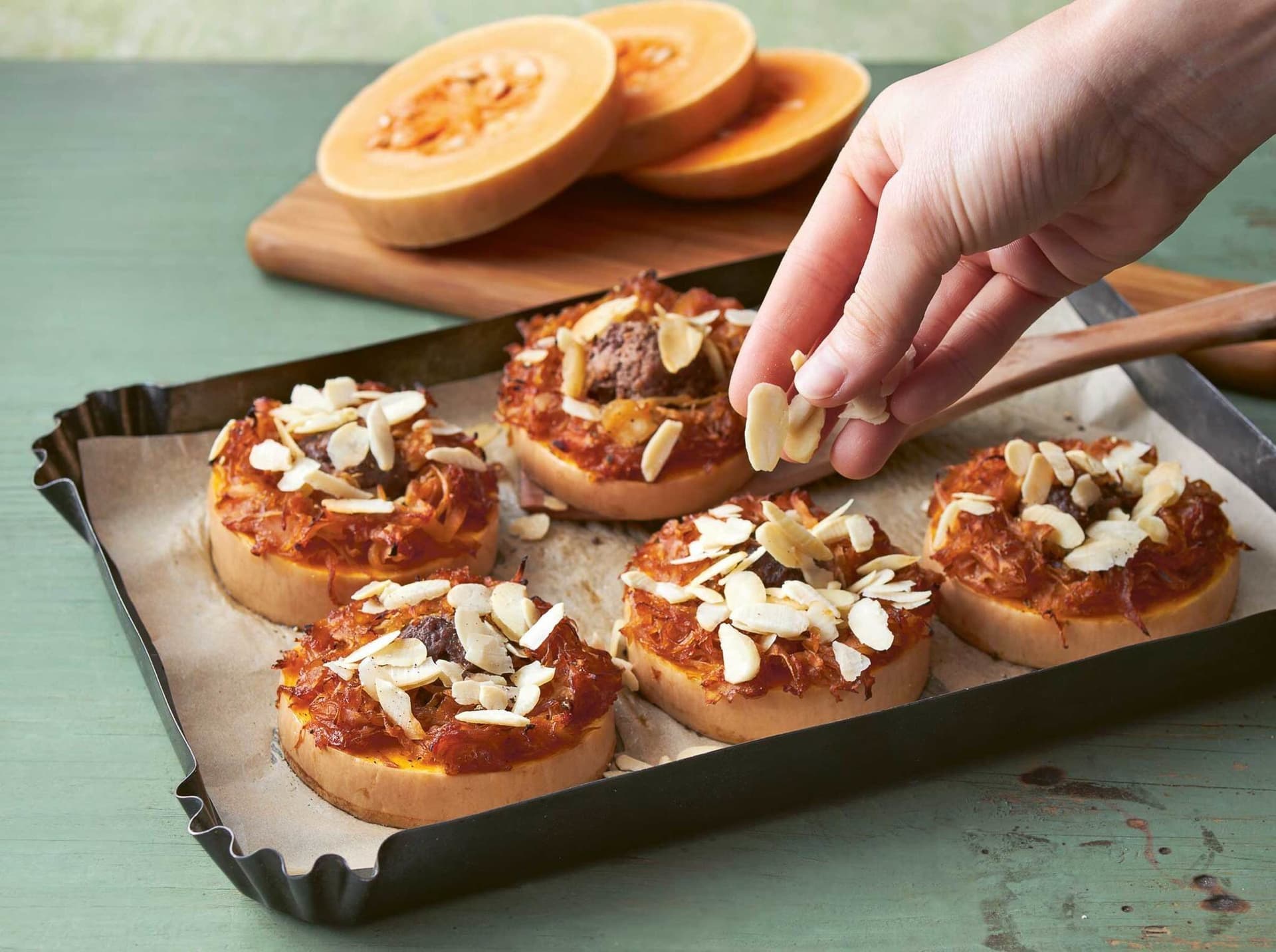 Butternut-Ringe mit Hackfleischfüllung und Sauerkraut-Mandel-Haube