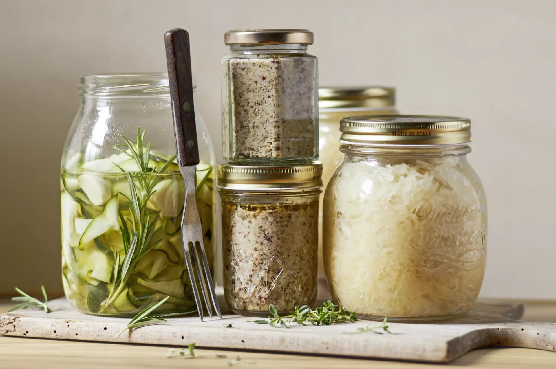 Gläser mit haltbar gemachten Lebensmitteln. Sauerkraut, Gurken, Aufstriche.