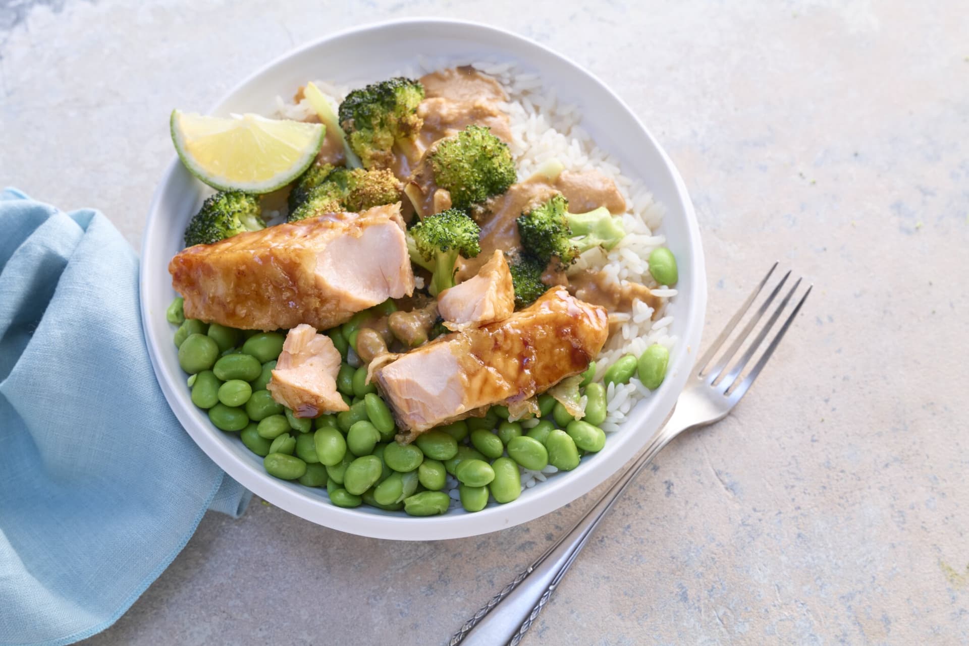 Sommer-Bowl mit knusprigem Lachs
