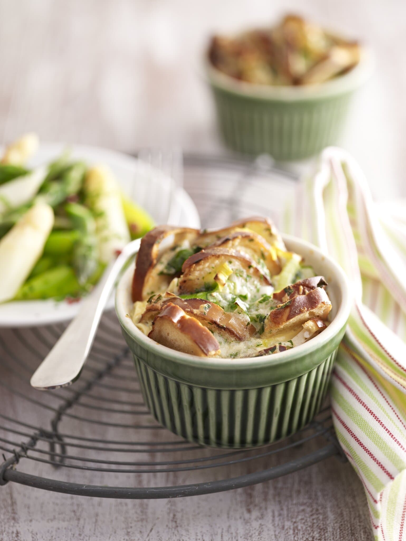 Brezelauflauf mit mariniertem Spargel