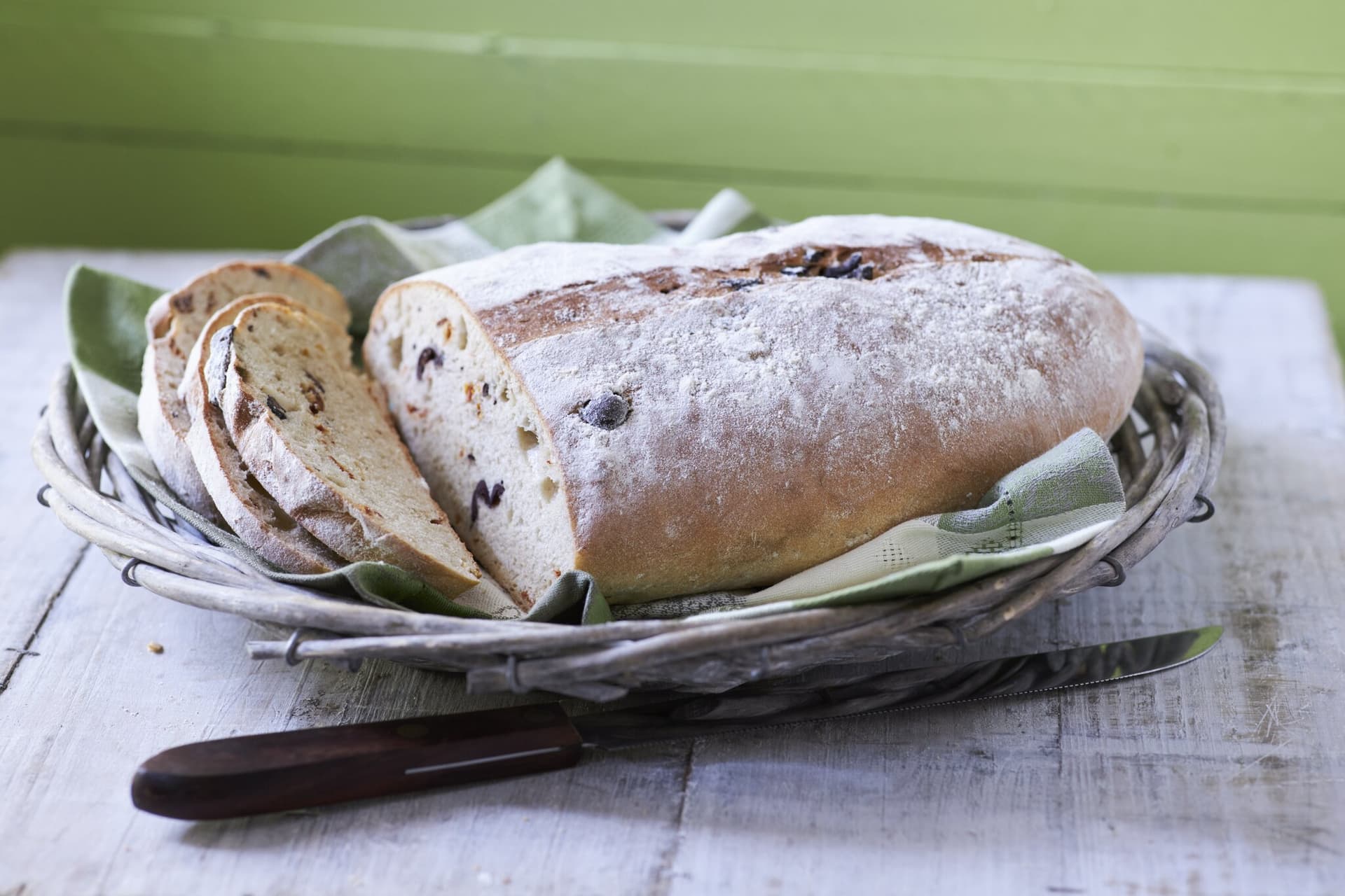 Ciabatta mit Oliven und getrockneten Tomaten